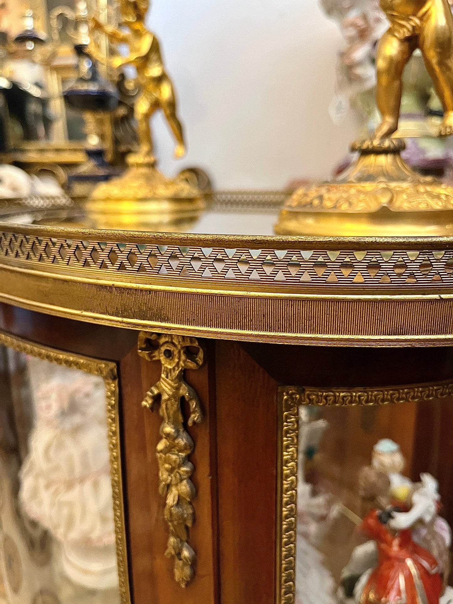19 a. louis XV stiliaus ovali vitrina
