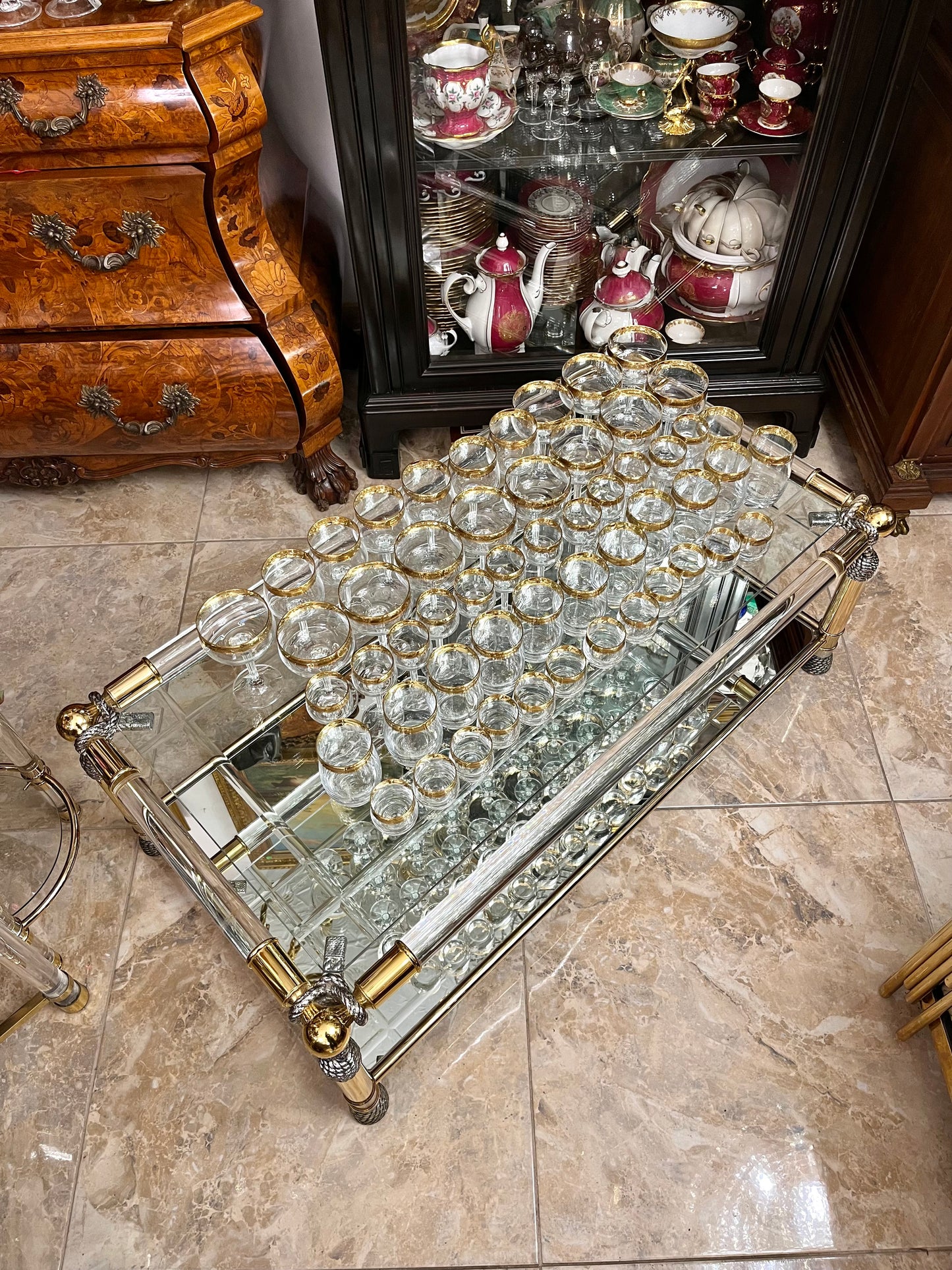 Kavos staliukas su lucitu