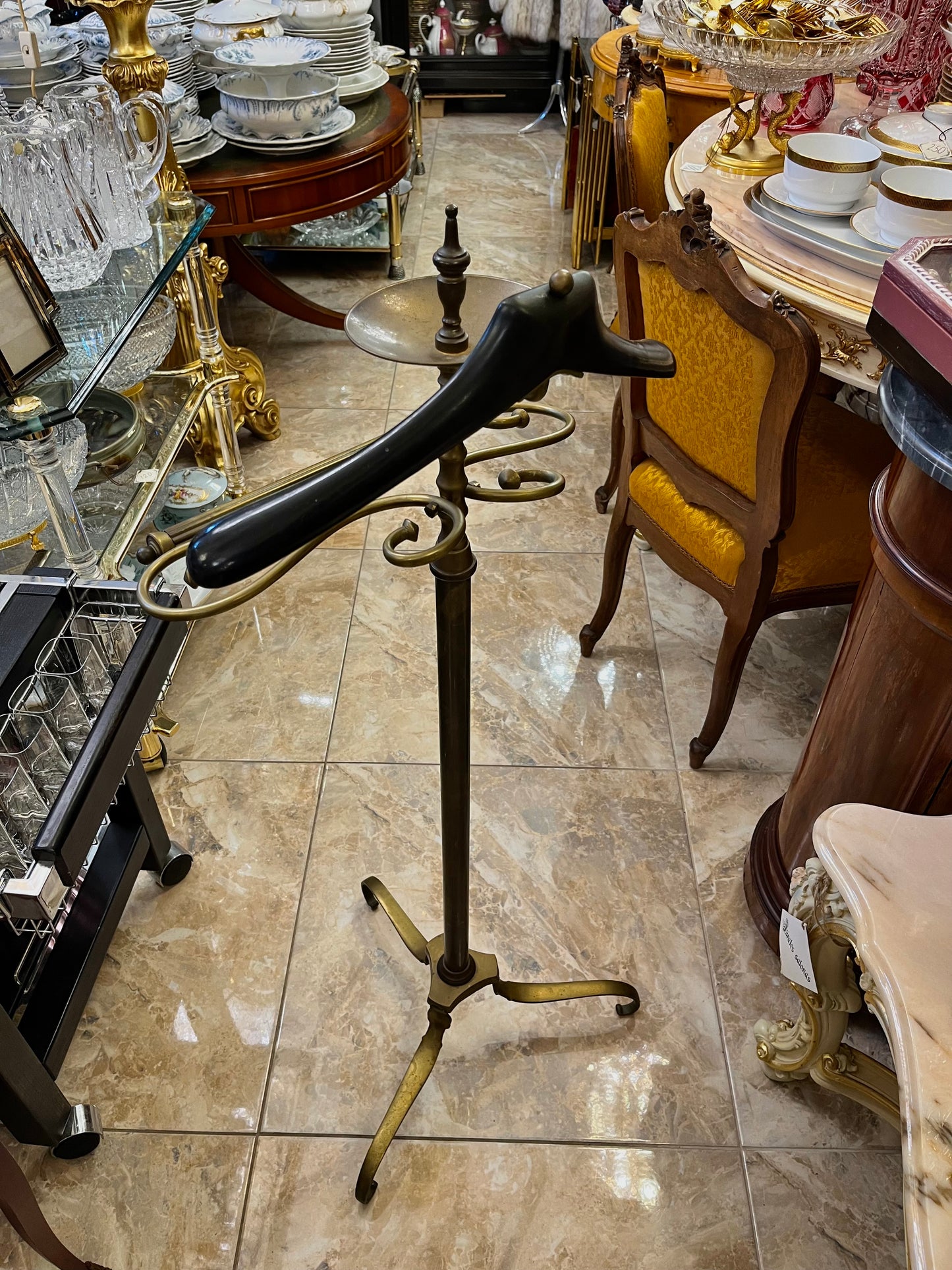 Žalvarinė kostiumo kabyklą su medine pakaba ir padėkliuku aksesuarams