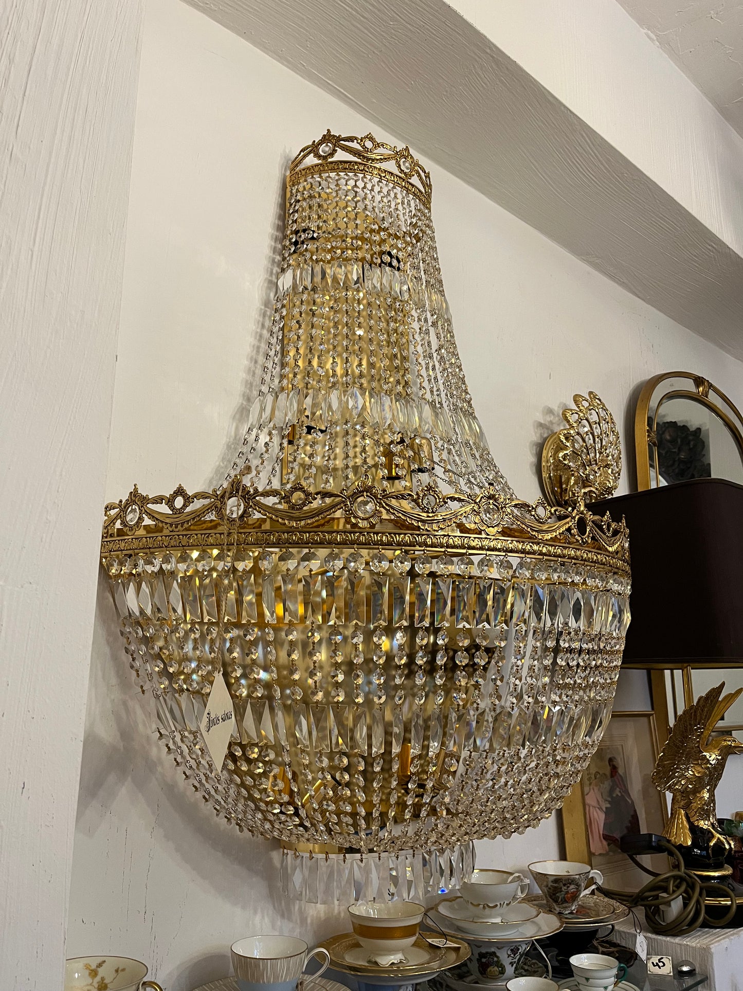 Didelis sieninis šviestuvas sietyno pjūvis