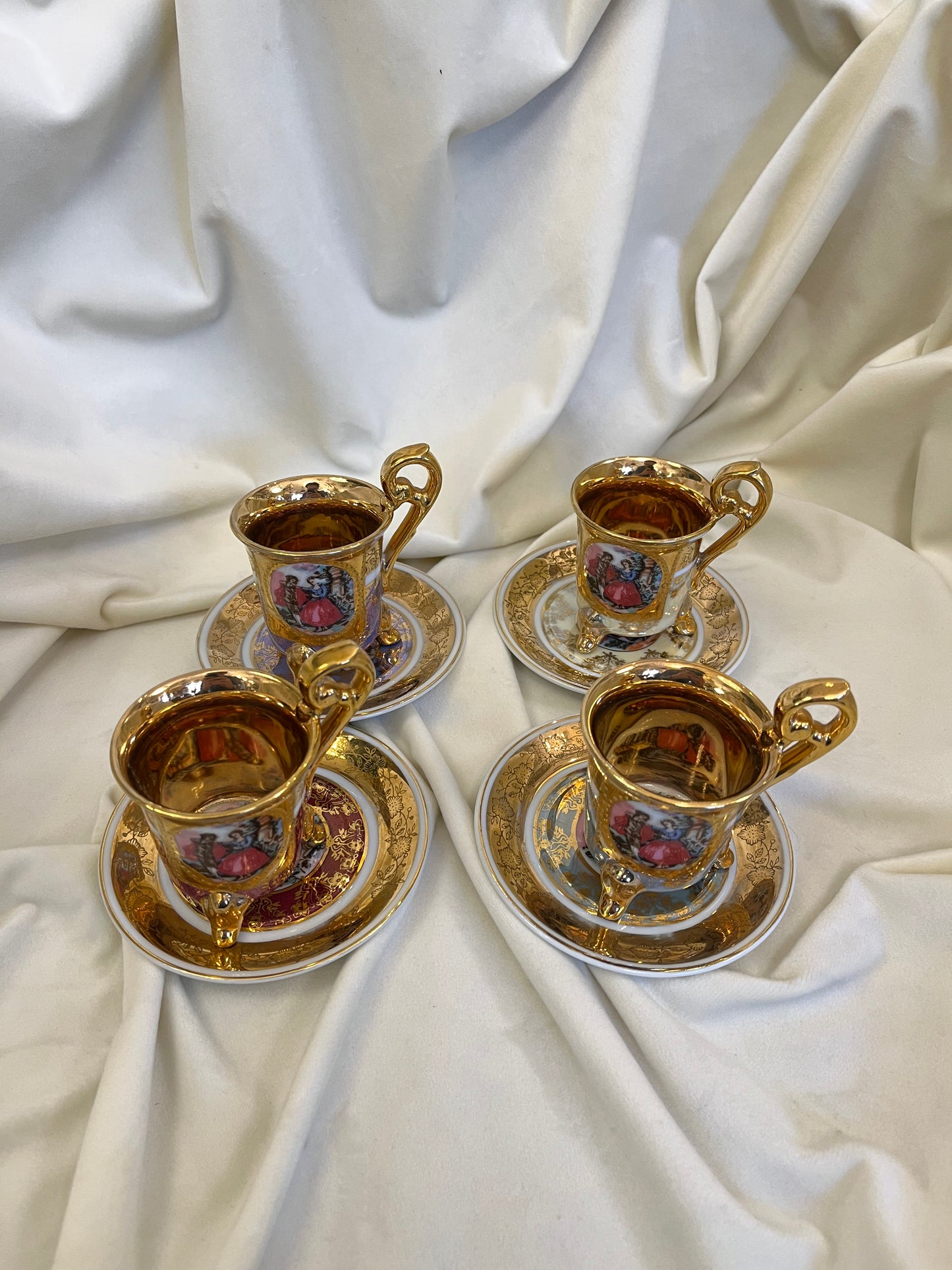 Porcelianinis espresso kavos puodelis auksuotu vidumi