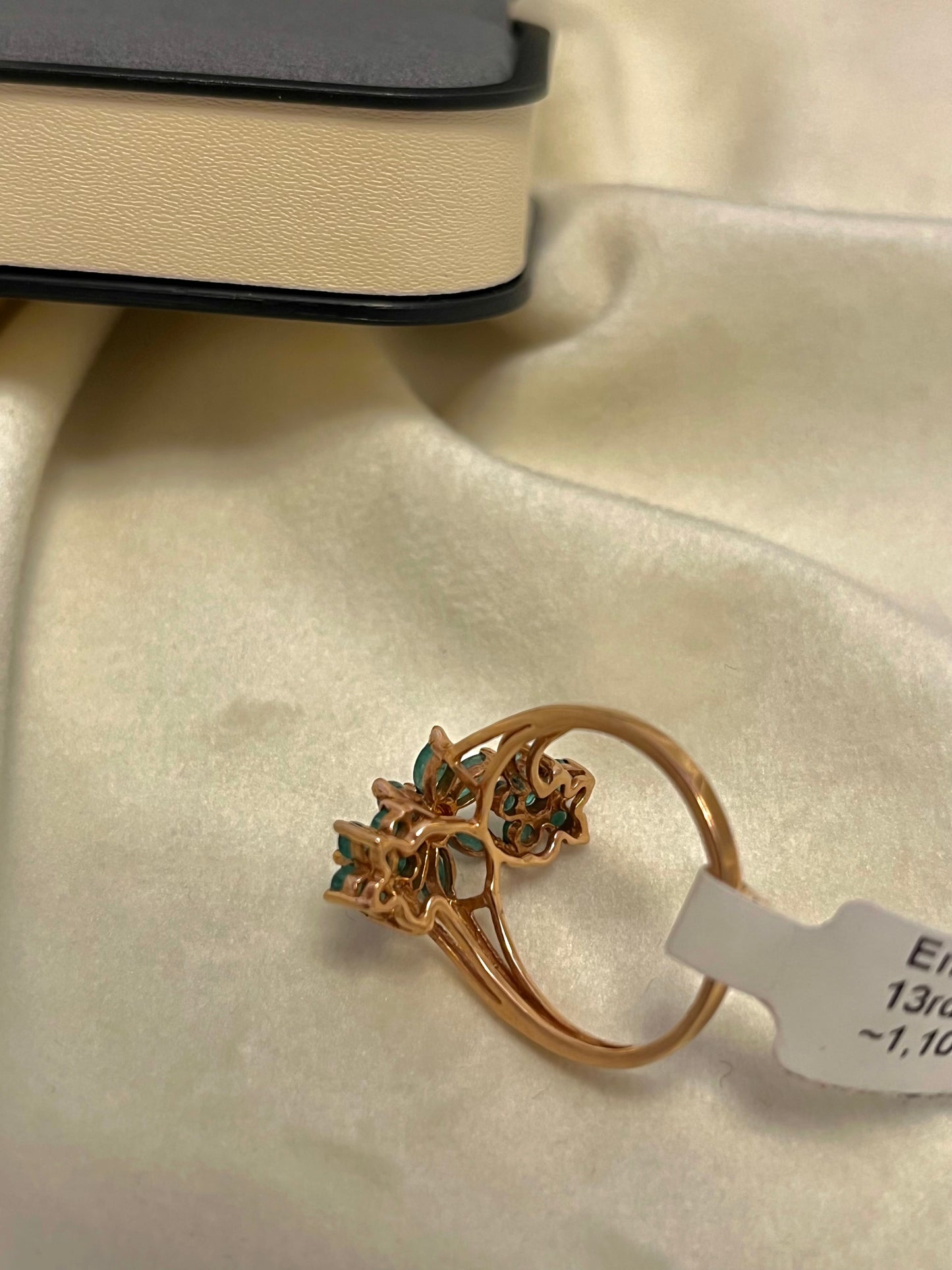 Elegantiškas auksinis žiedas su smaragdais