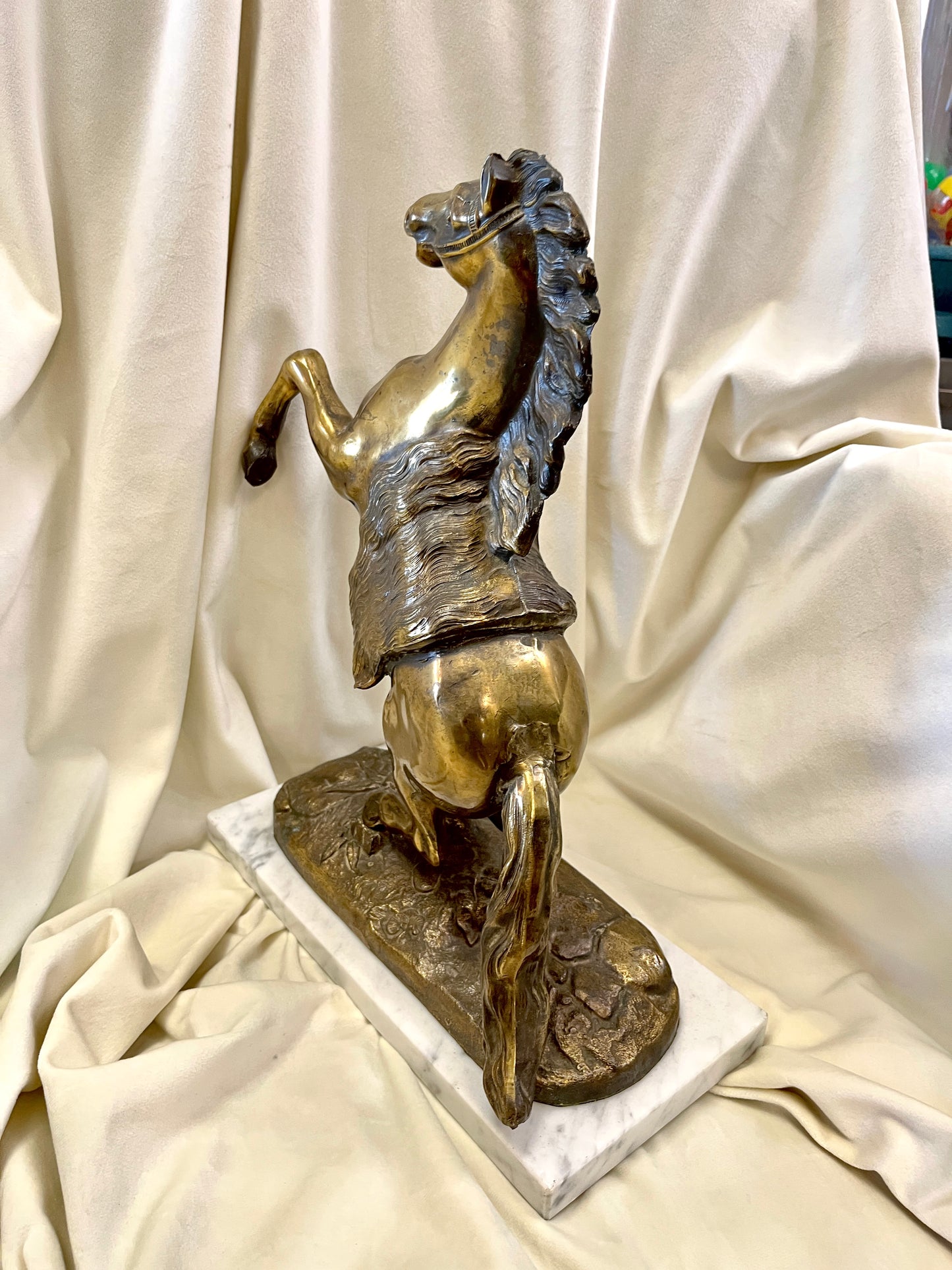 Metalinė žirgo figūra su marmuro pagrindu