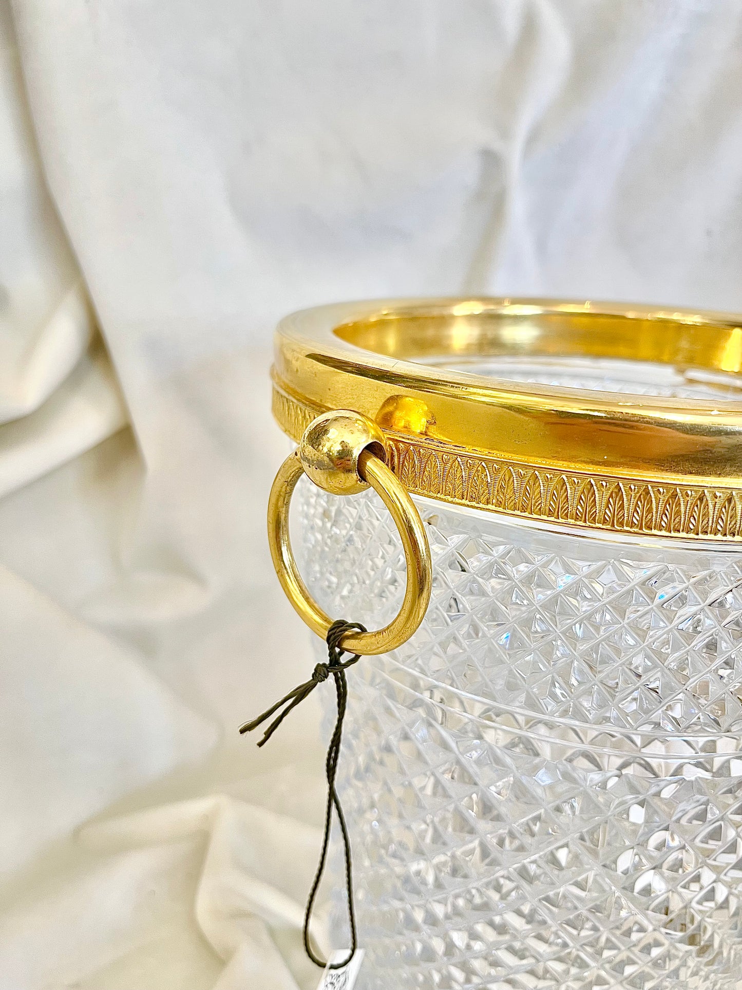 Krištolinis šampano kibiras su aukso spalvos apdaila