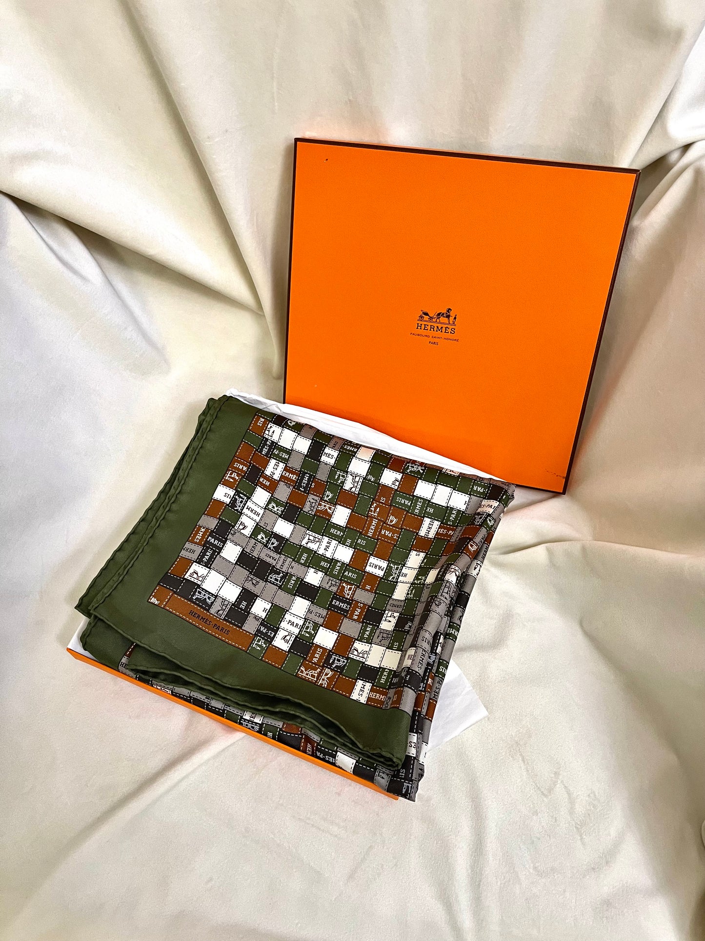 Hermès – “Bolduc Au Carré” šilkinė skara