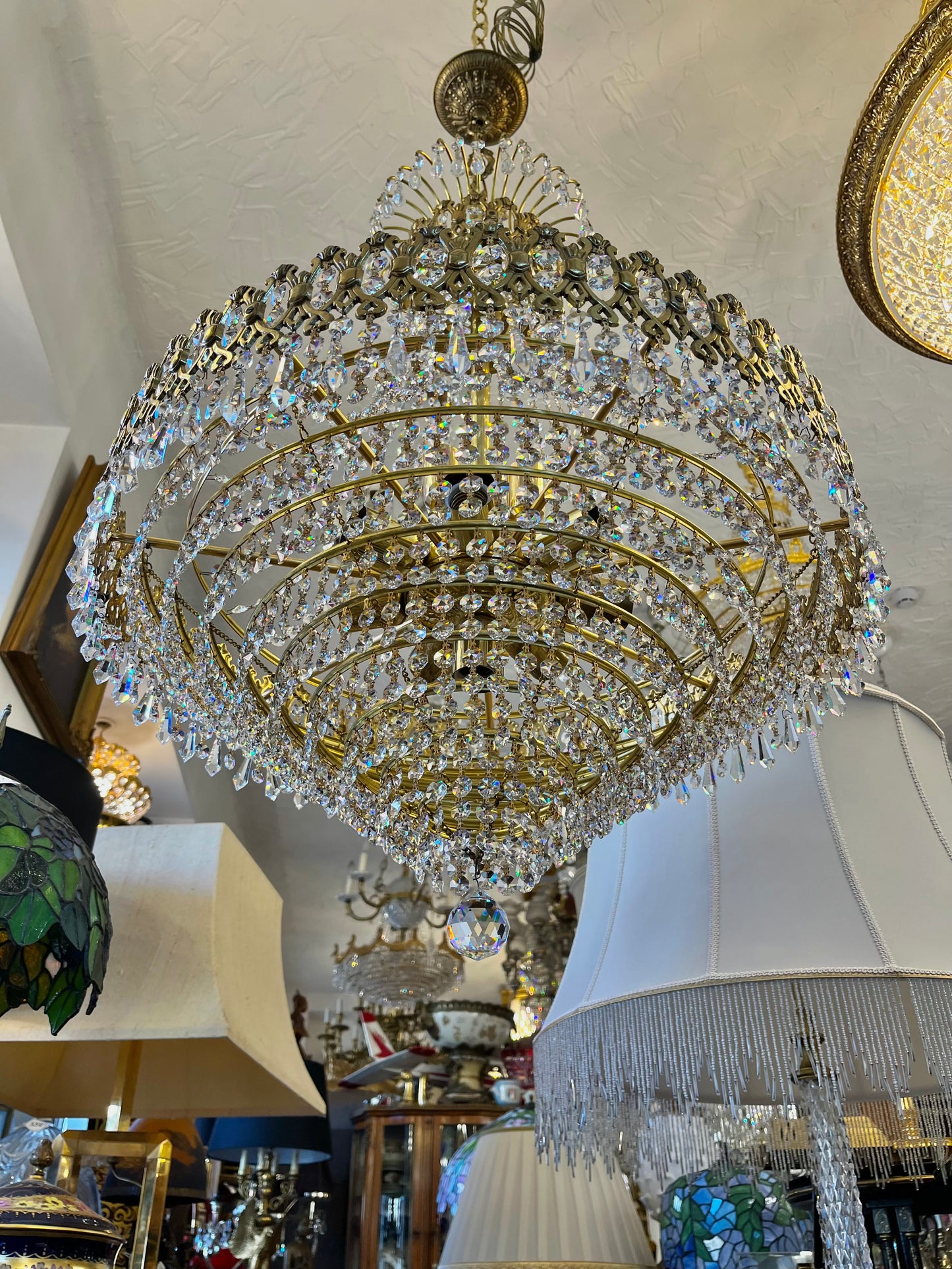 Žalvarinis sietynas su smulkiu krištolu