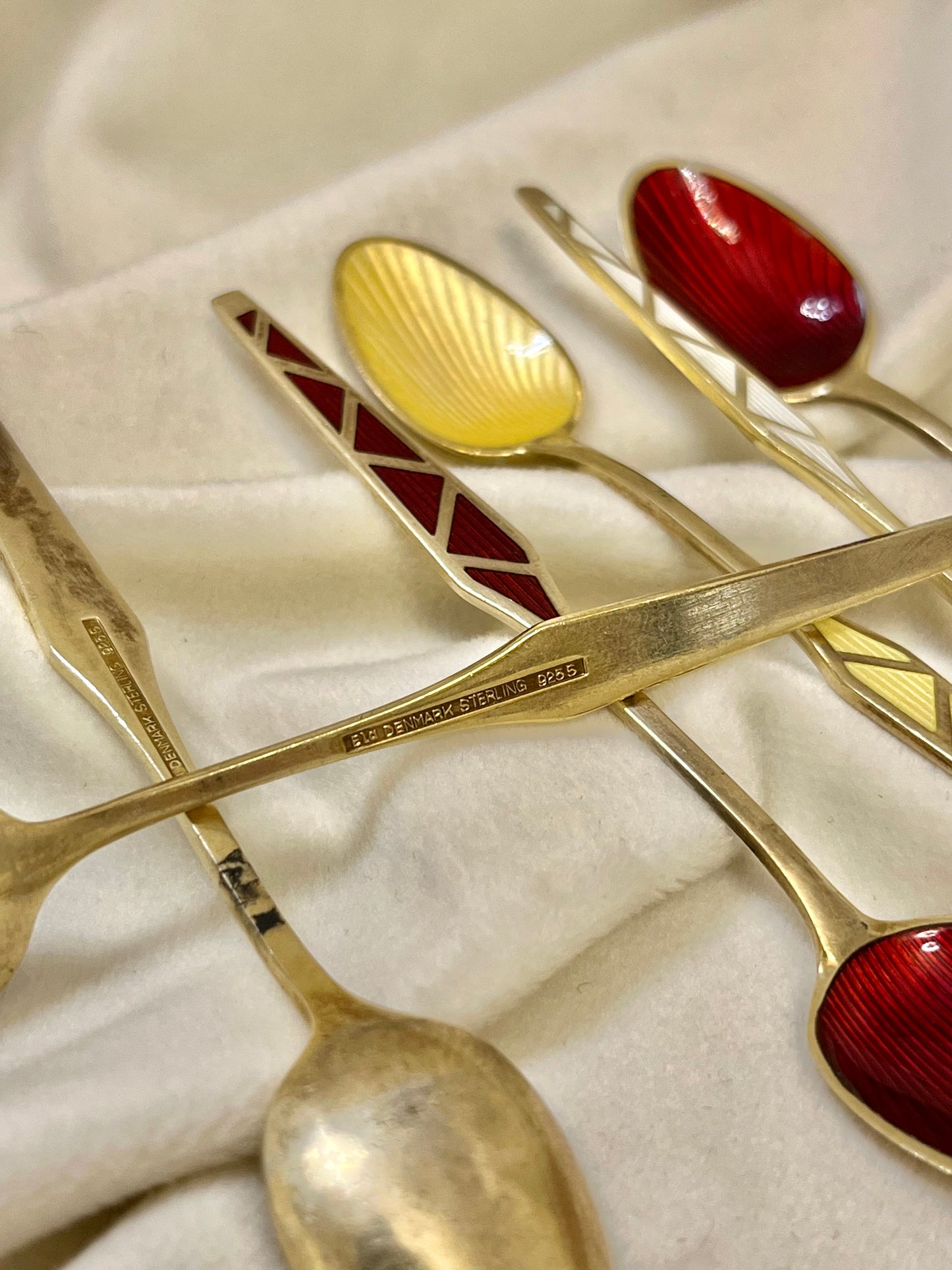 Auksu dengti sidabriniai šaukšteliai su emale