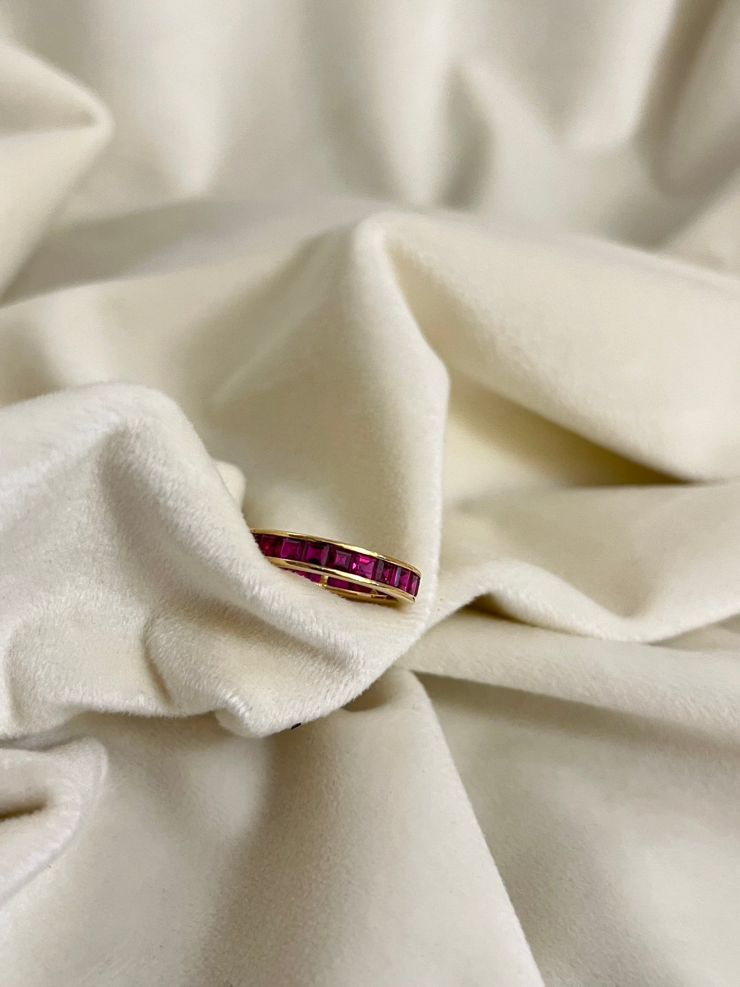 Eternity žiedas su rubinais