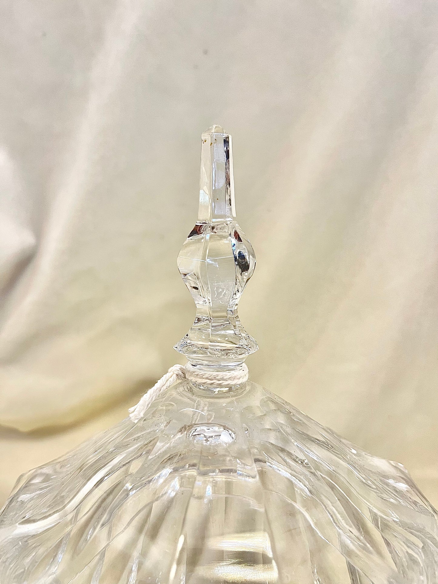 Krištolinis indas su dangteliu