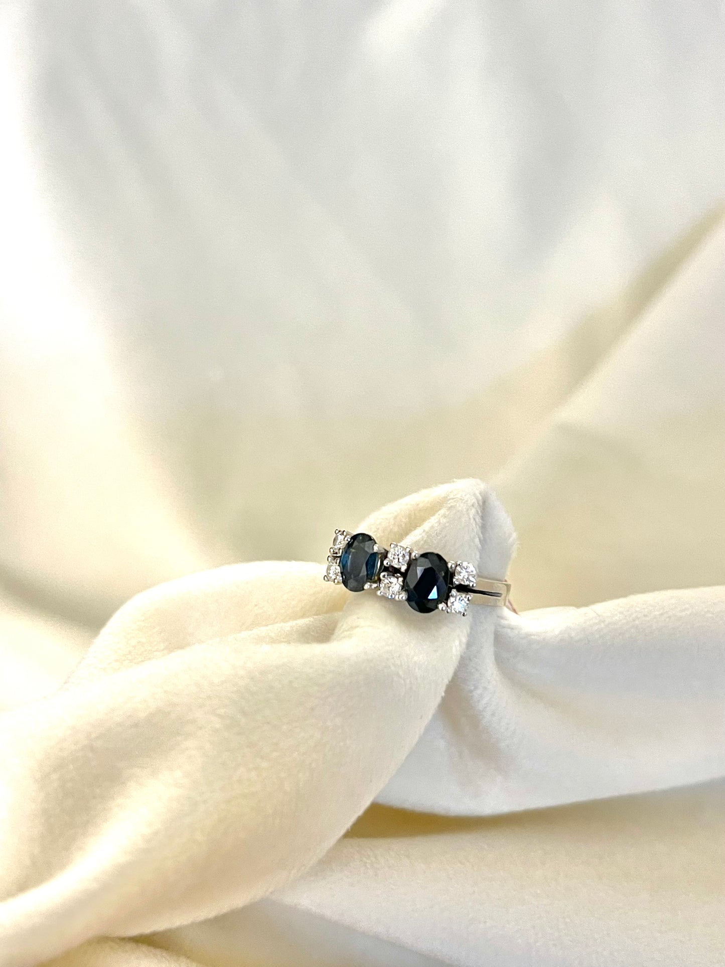 Balto aukso žiedas su safyrais ir deimantais