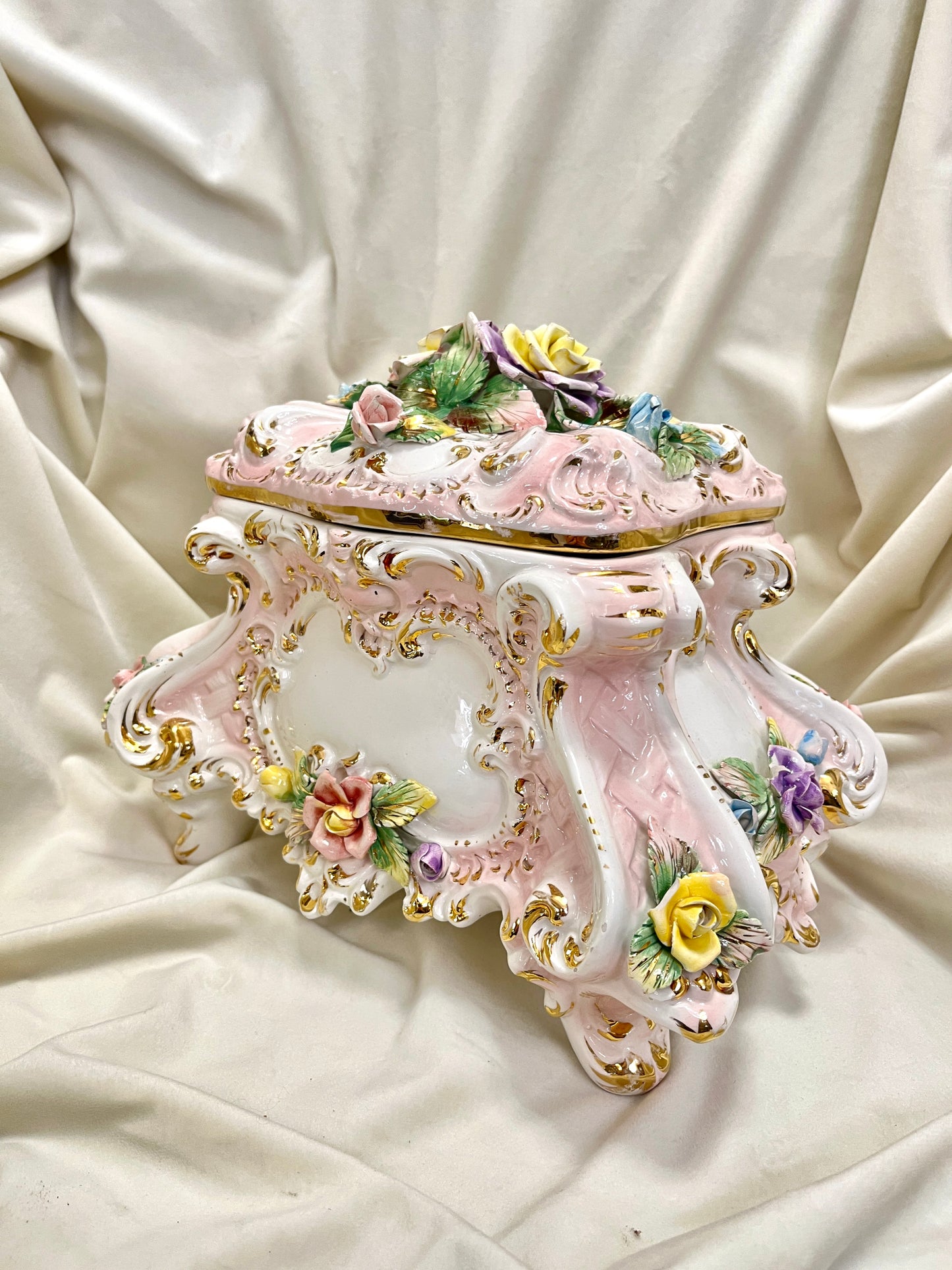 Capodimonte porcelianinė dėžutė