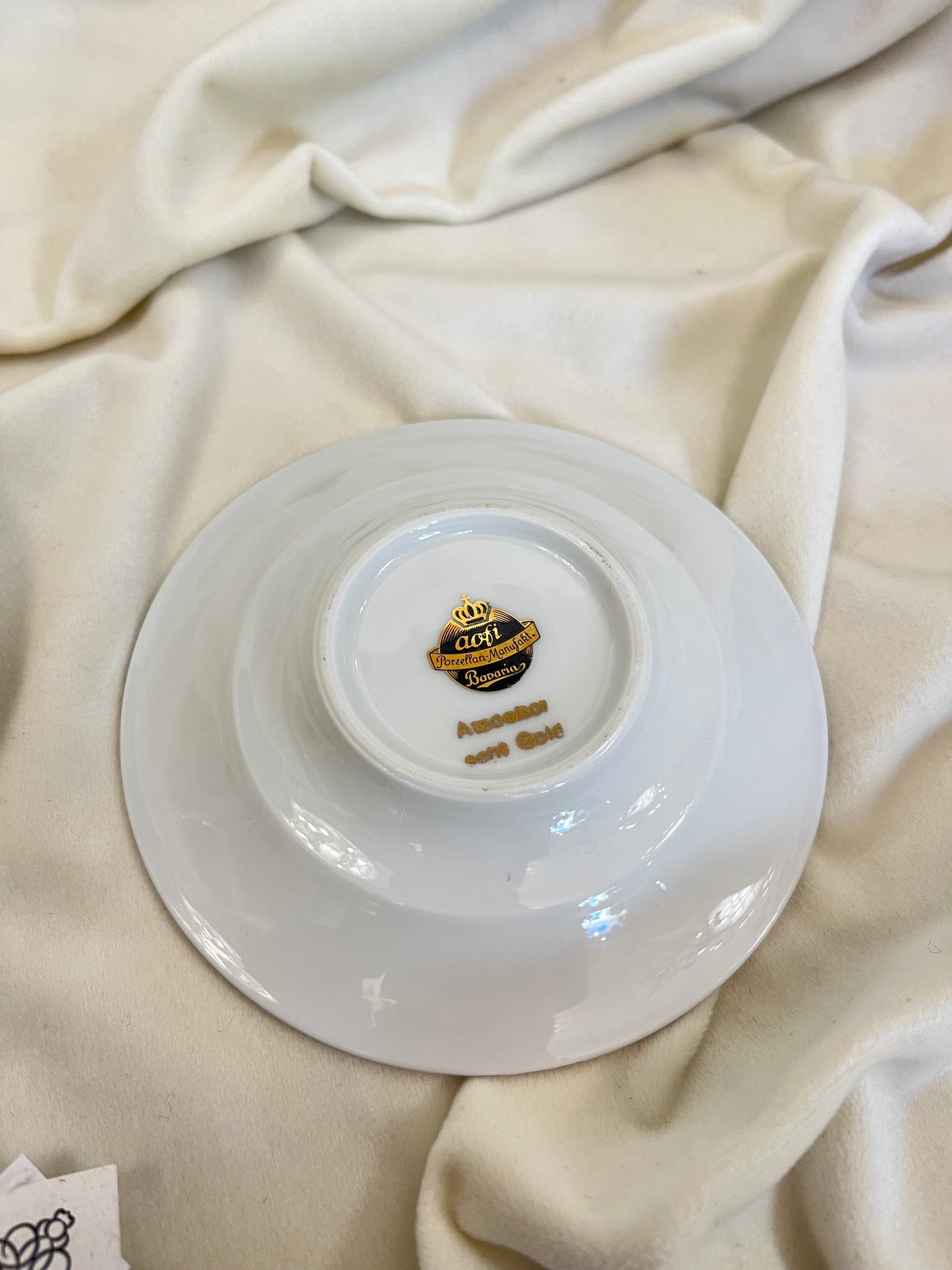 Espresso kavos puodelis auksuotu vidumi