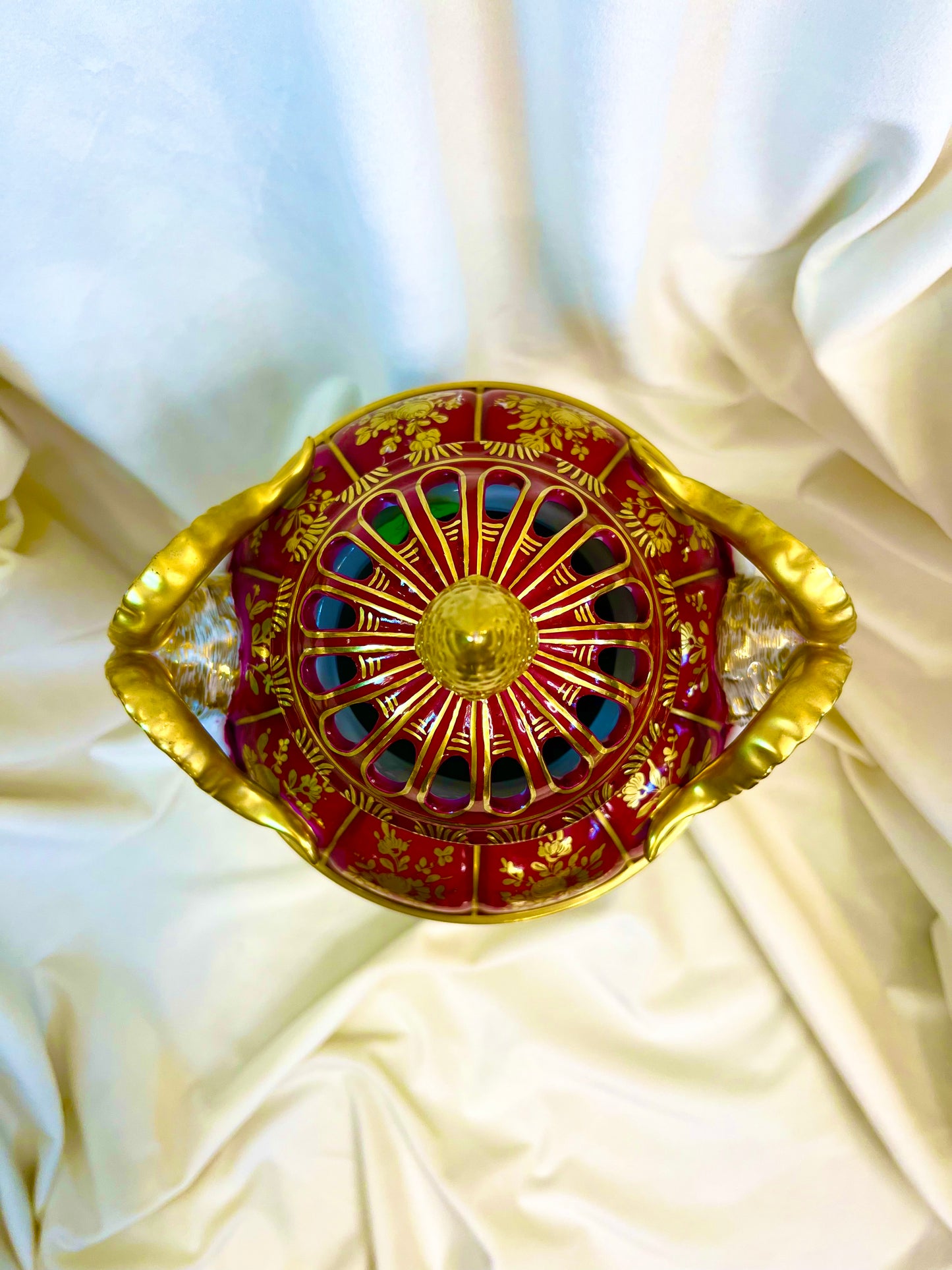 Rankomis dekoruota porcelianinė vaza su avinų galvomis