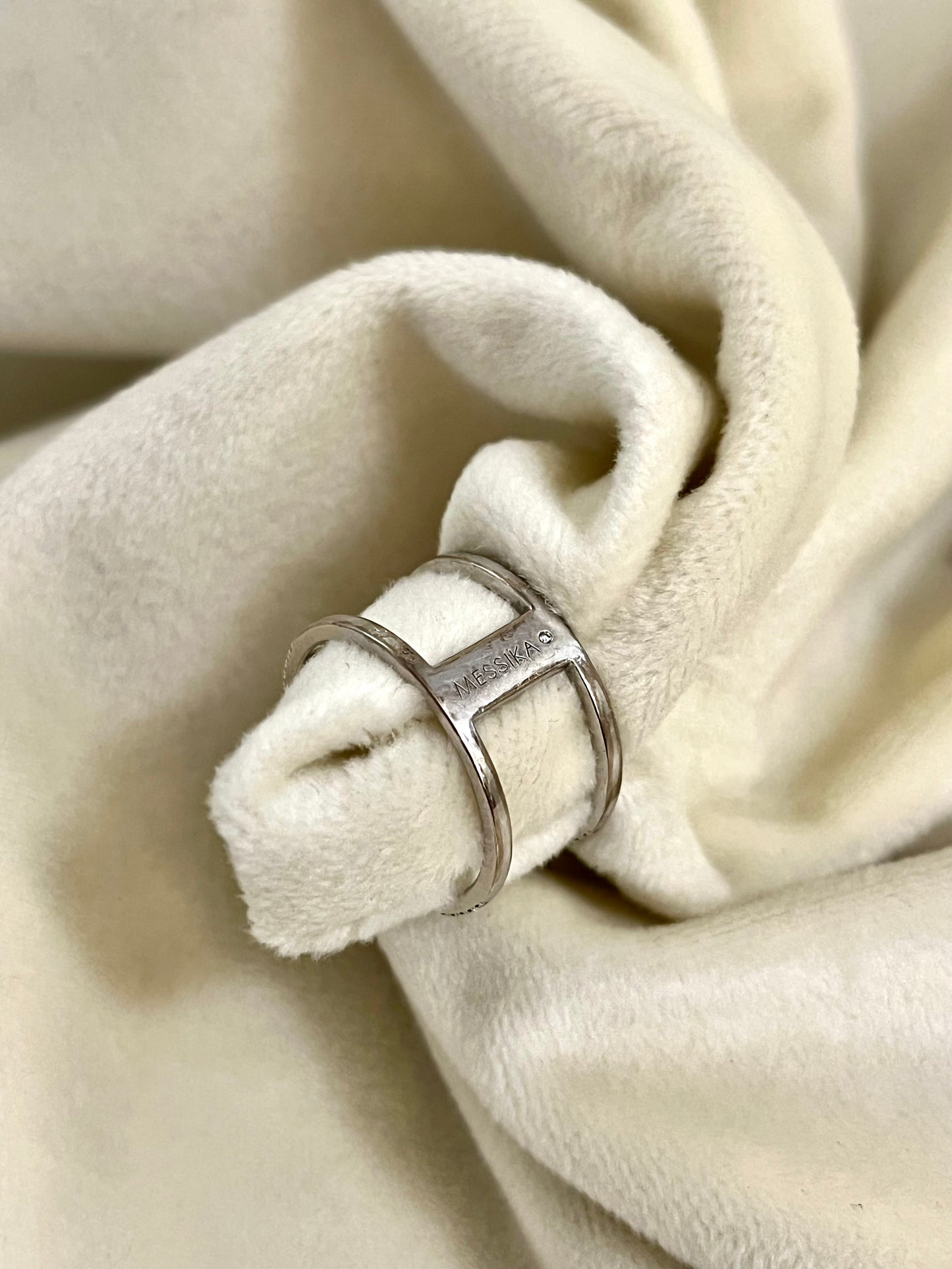 Messika Glam’azone balto aukso žiedas su briliantais