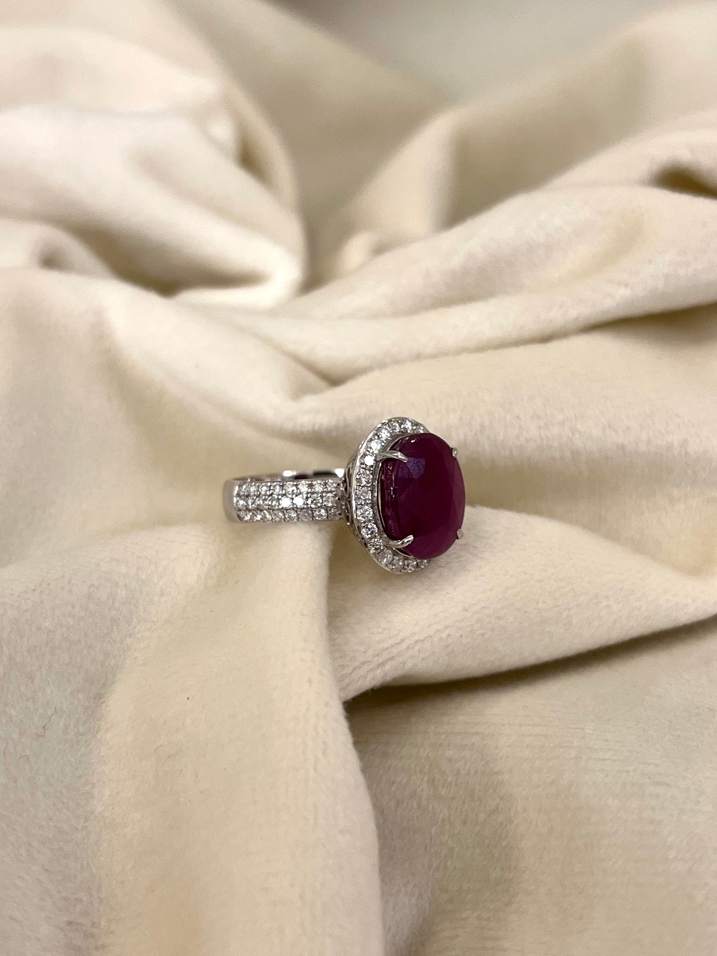 Prašmatnus balto aukso žiedas su 5.91 karato rubinu