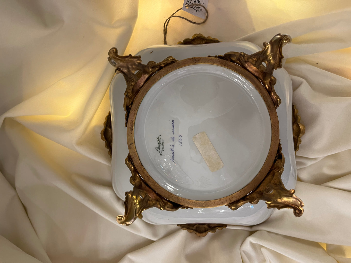 Rankomis dekoruota Limoges vaisinė