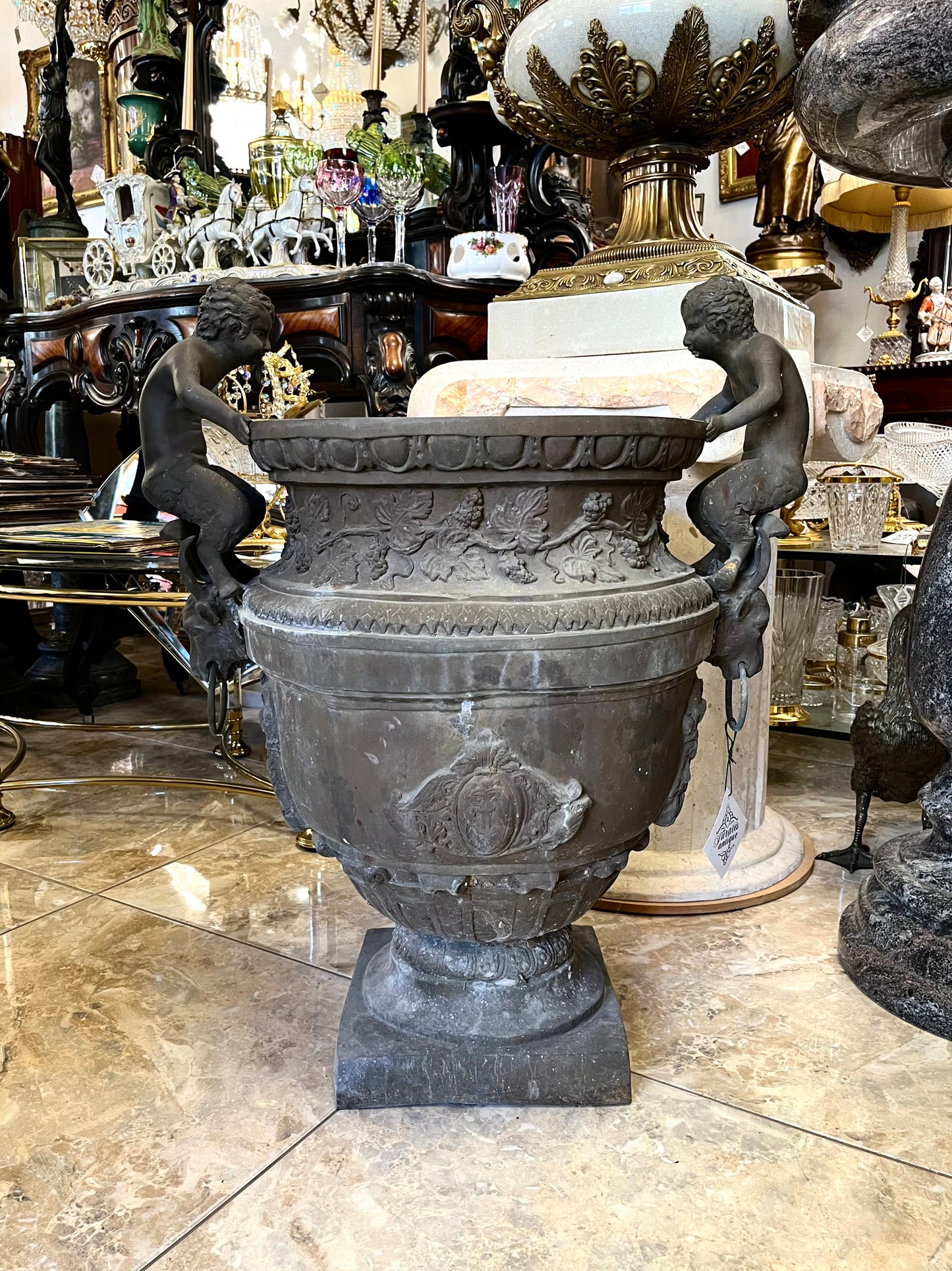 Pora bronzinių vazonų su cherubinais