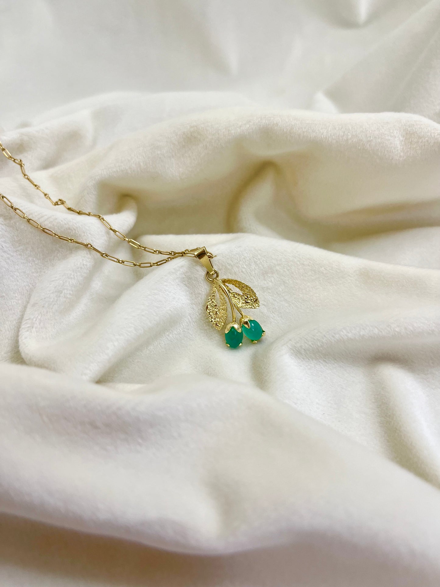 Auksinis pakabukas su smaragdais