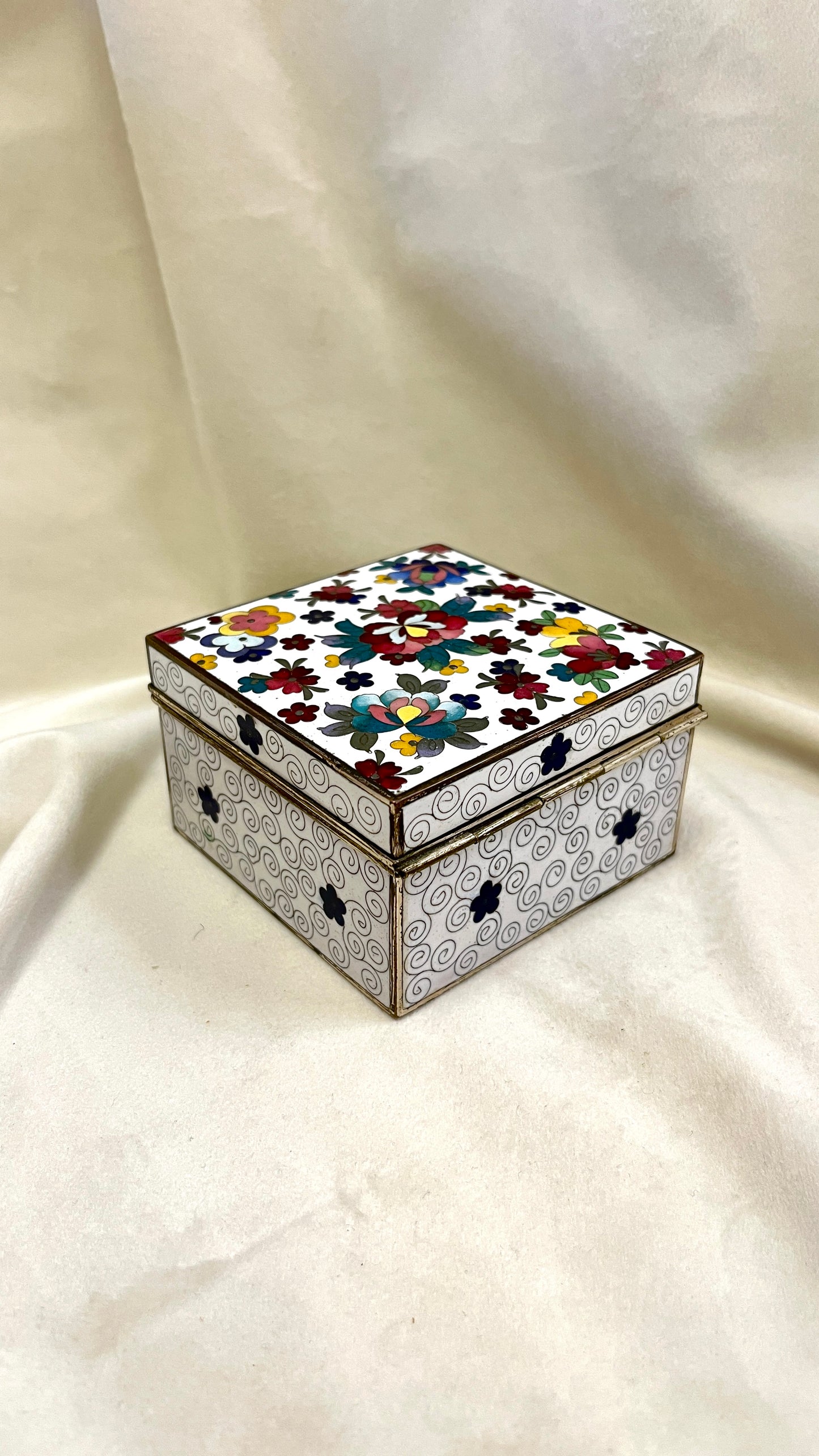 Emale dengta Japoniška papuošalų dežutė