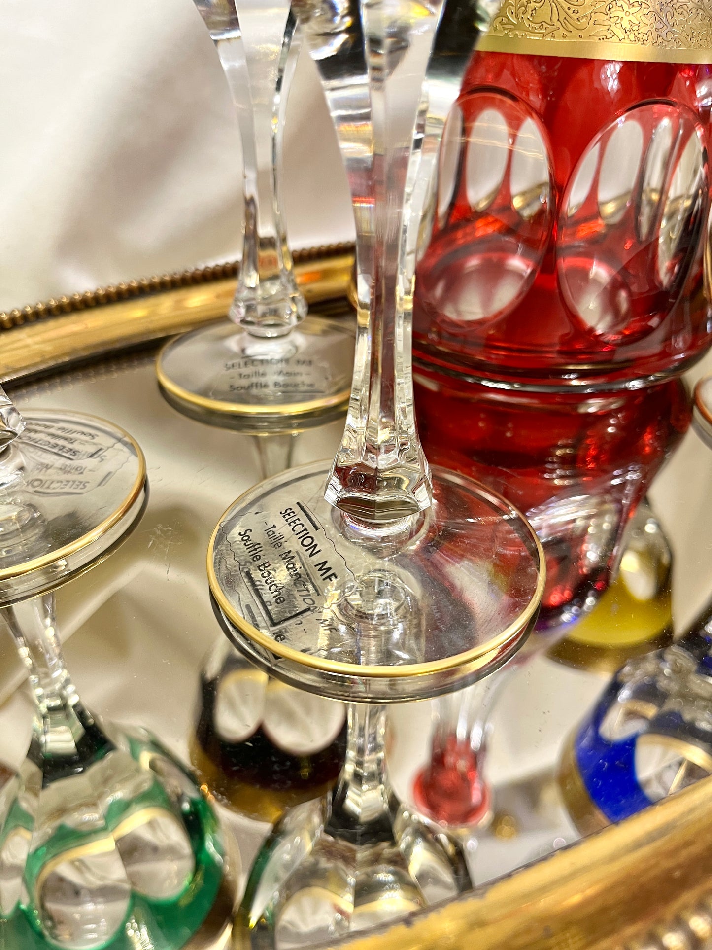 Spalvoto krištolo taurių ir grafino rinkinys su reljefiniu auksavimu