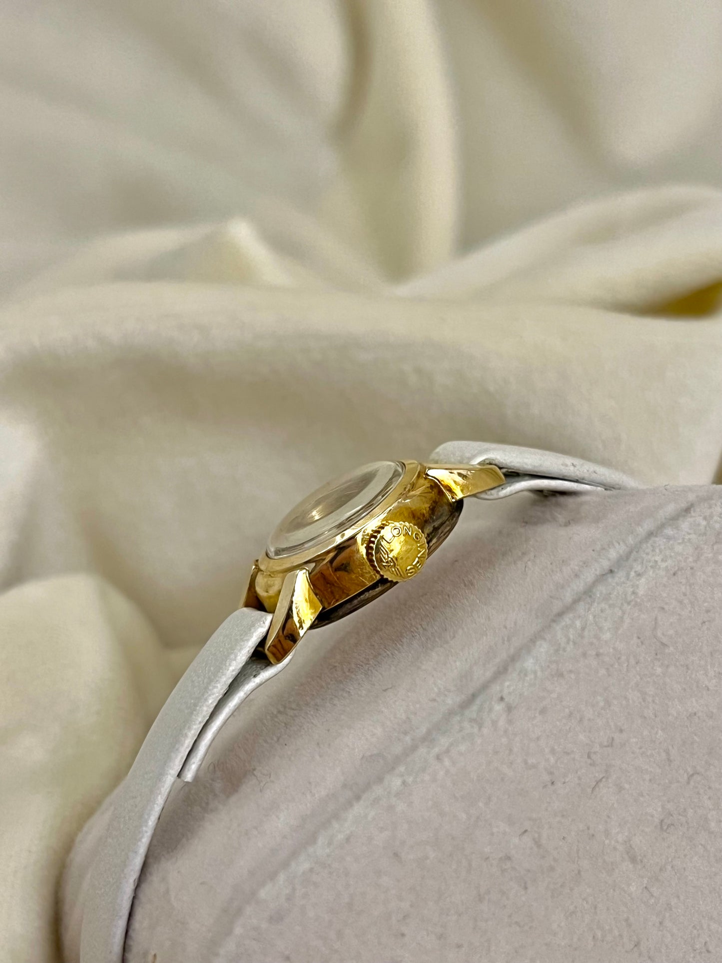 Moteriškas mechaninis „Longines“ laikrodis su baltos odos apyranke