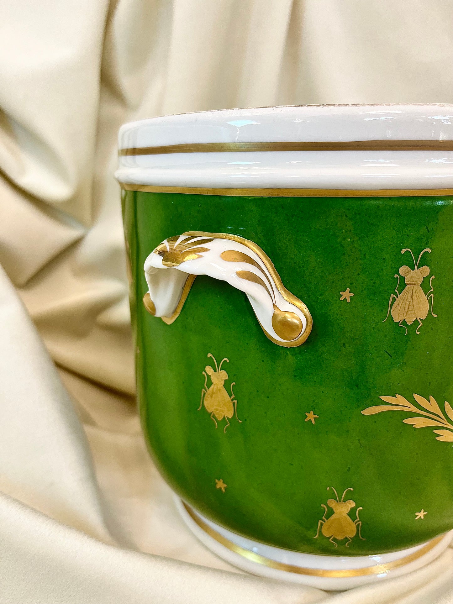 Rankomis dekoruotas porcelianinis vazonas