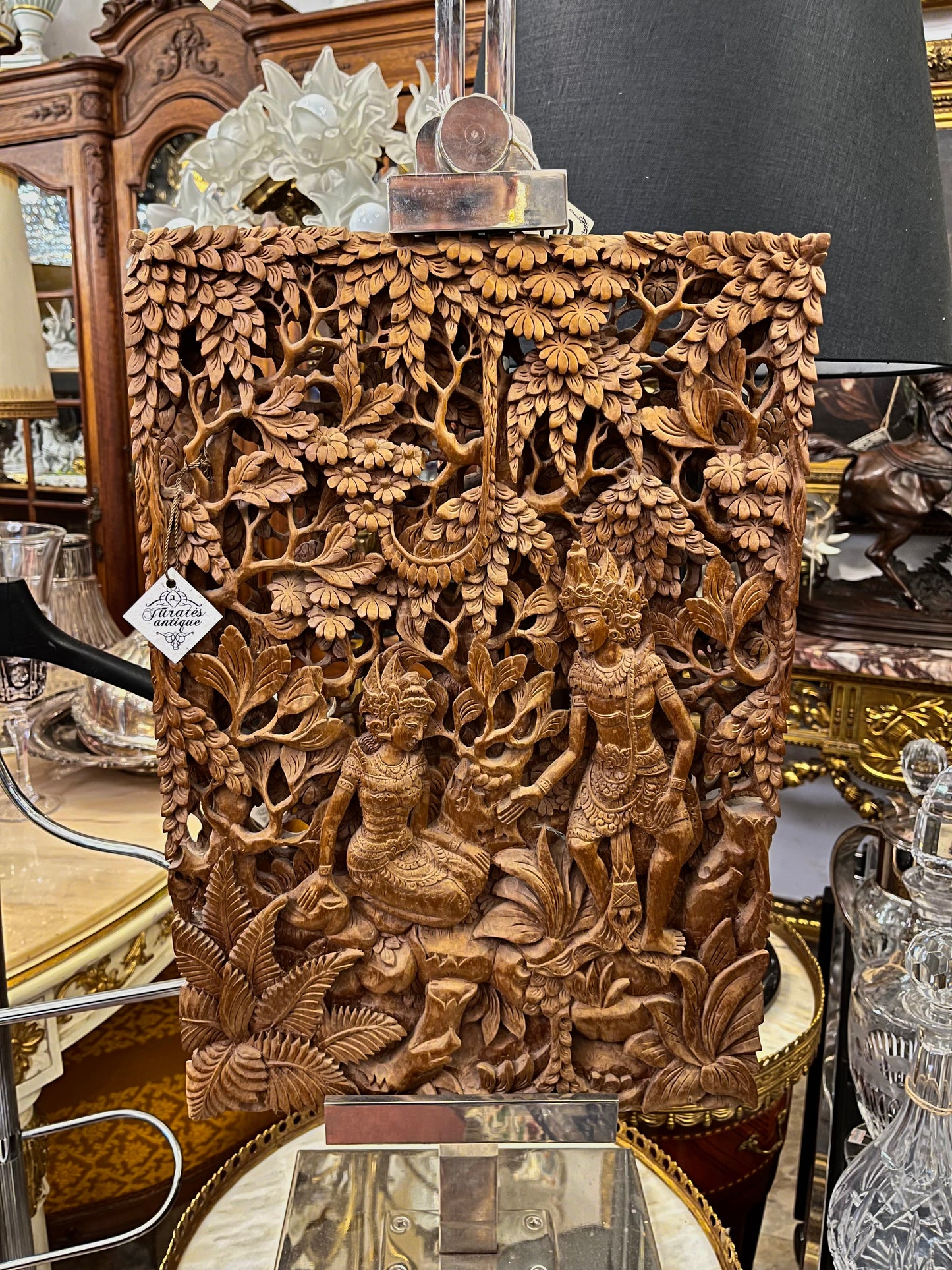 Rankų darbo medinis reljefinis paveikslas – rytietiškų motyvų drožyba