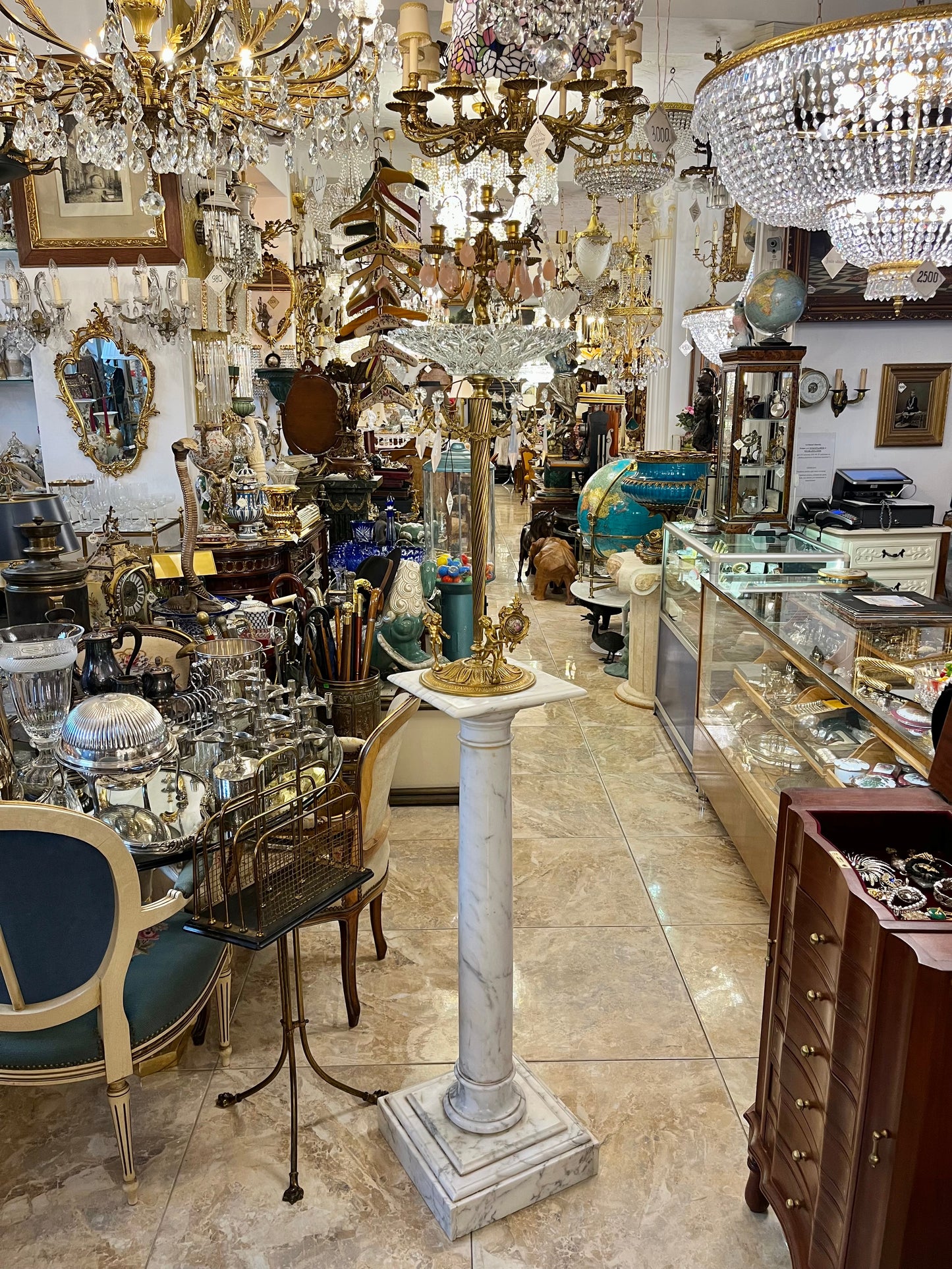 Aukšta žalvarinė žvakidė su cherubinais, porceliano medaliu ir krištolo lėkšte