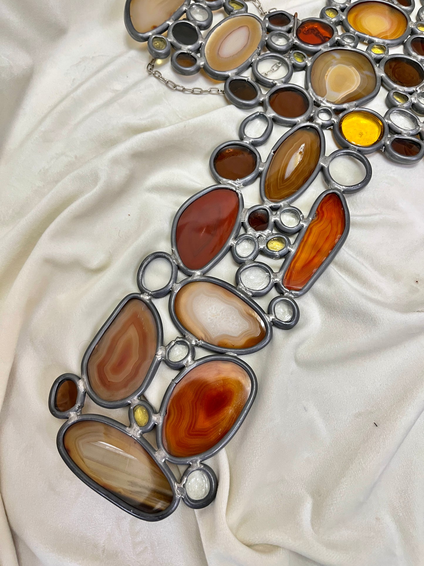 Pakabinamas kryžius iš agato