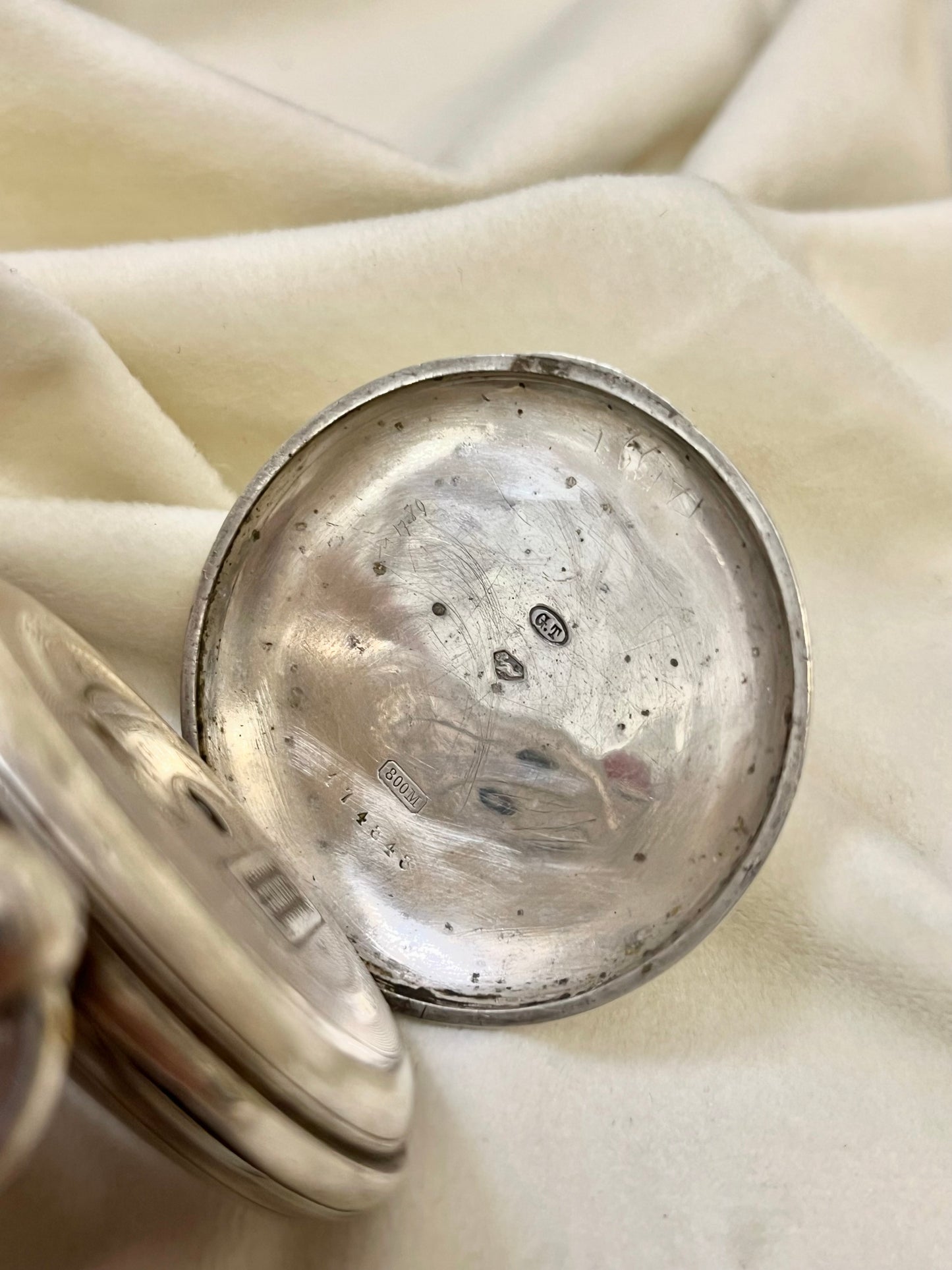 Sidabrinis kišeninis laikrodis su užvedimo raktu