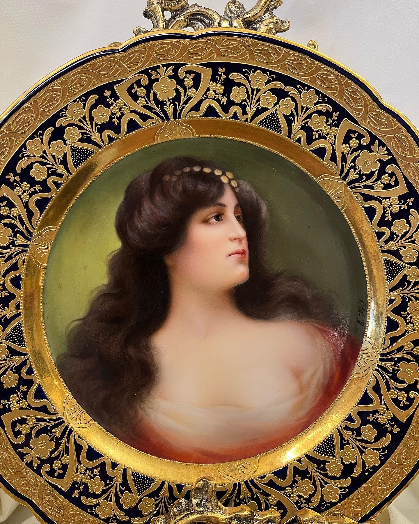 Viena rankomis dekoruota lėkštė