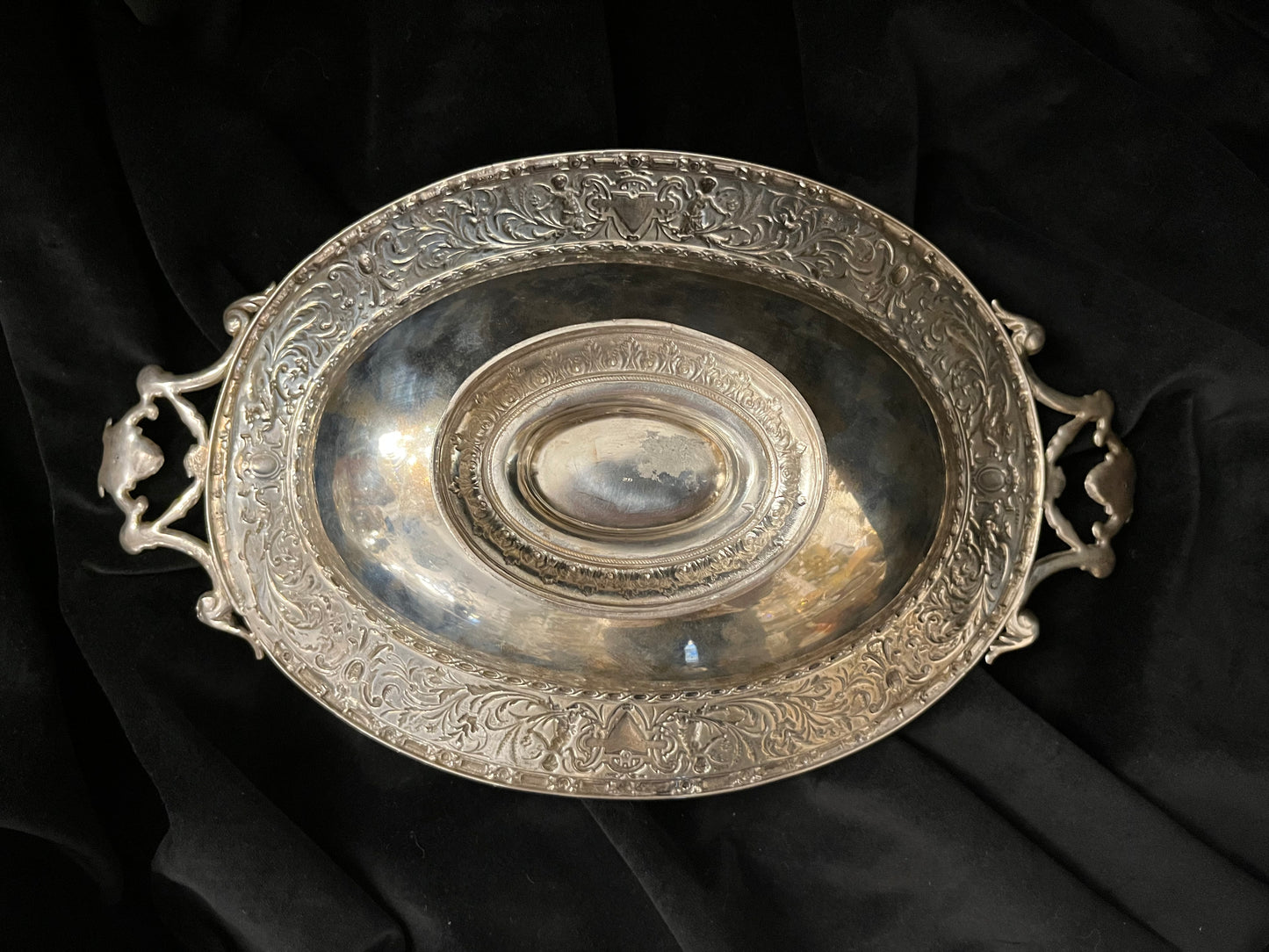 Sidabrinis vaisių indas