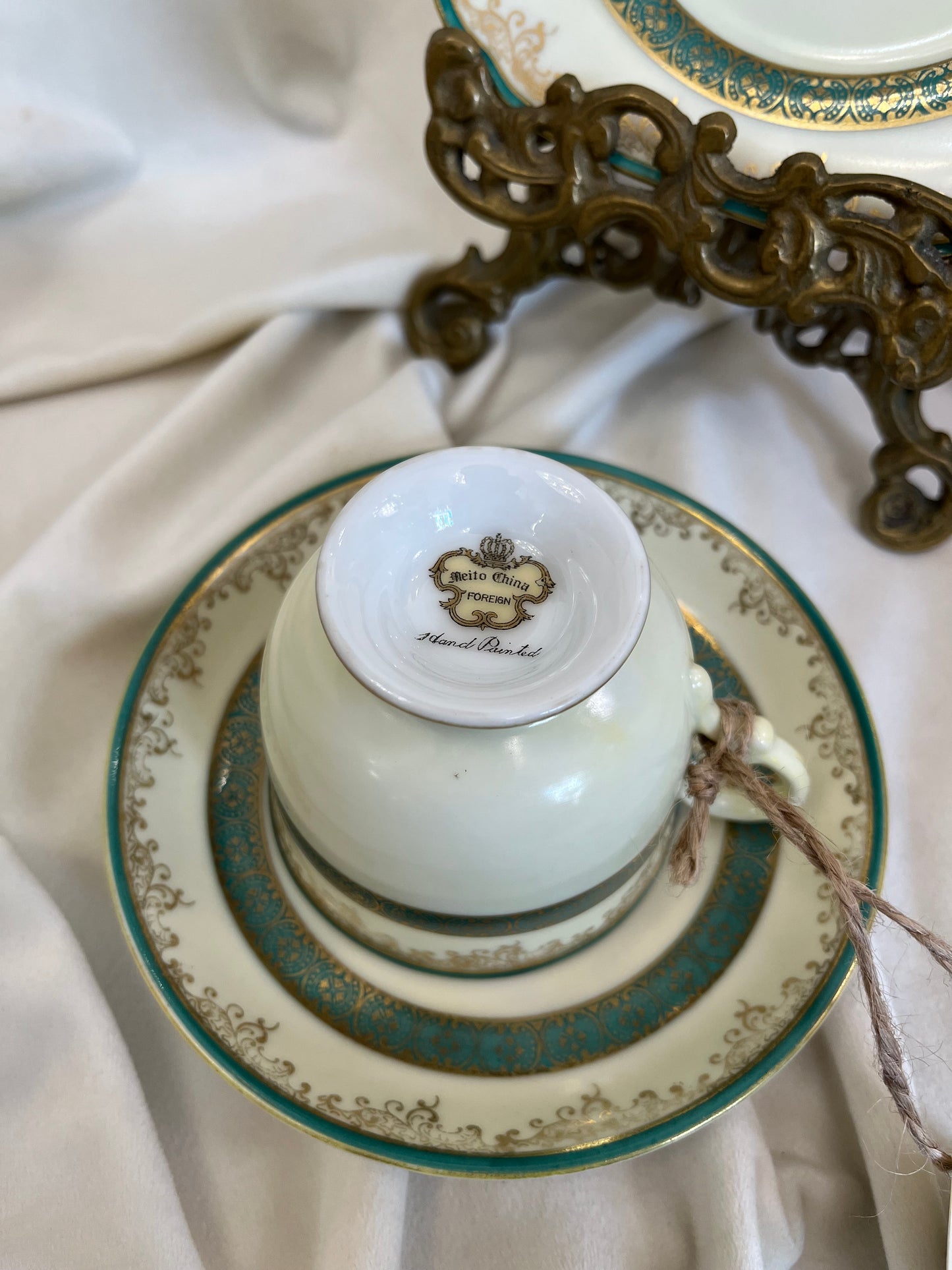 Rankomis dekoruotas Meito China puodelio trio