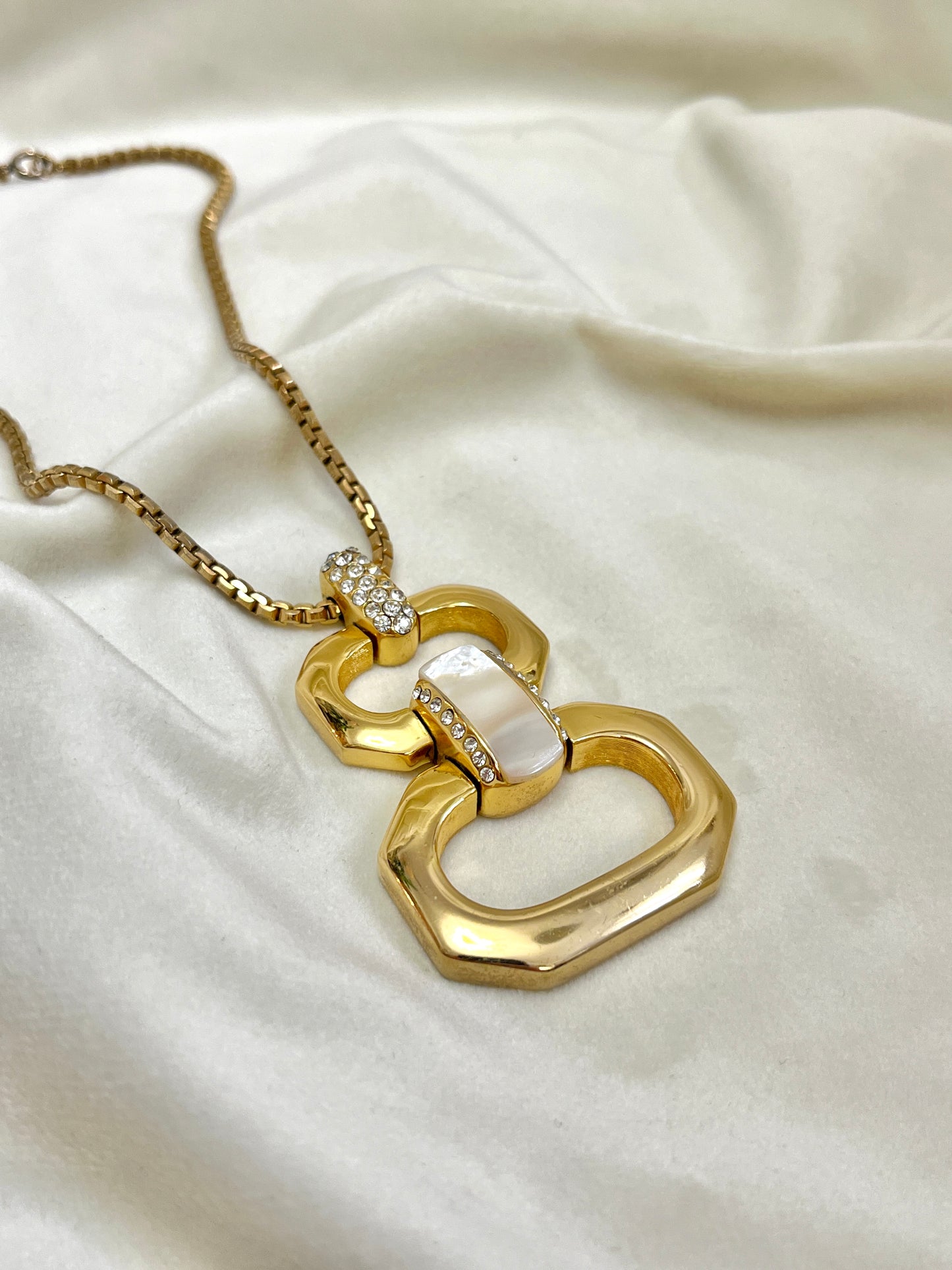 Auksuotas Christian Dior pakabukas su perlamutru