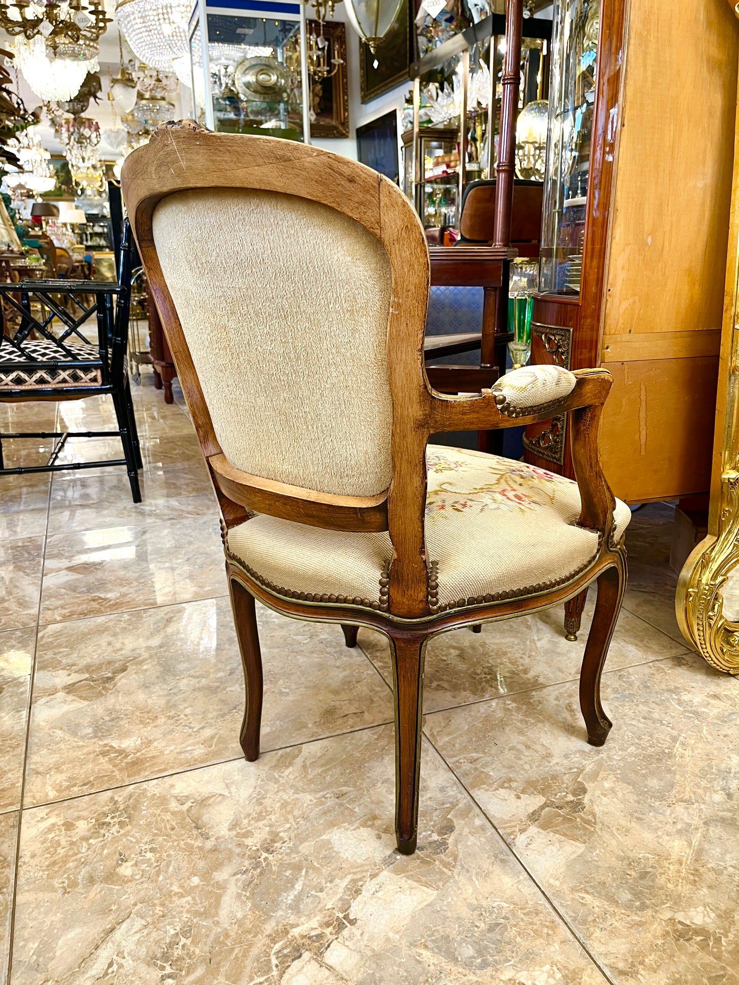 Medinis krėslas siuvinėjimu