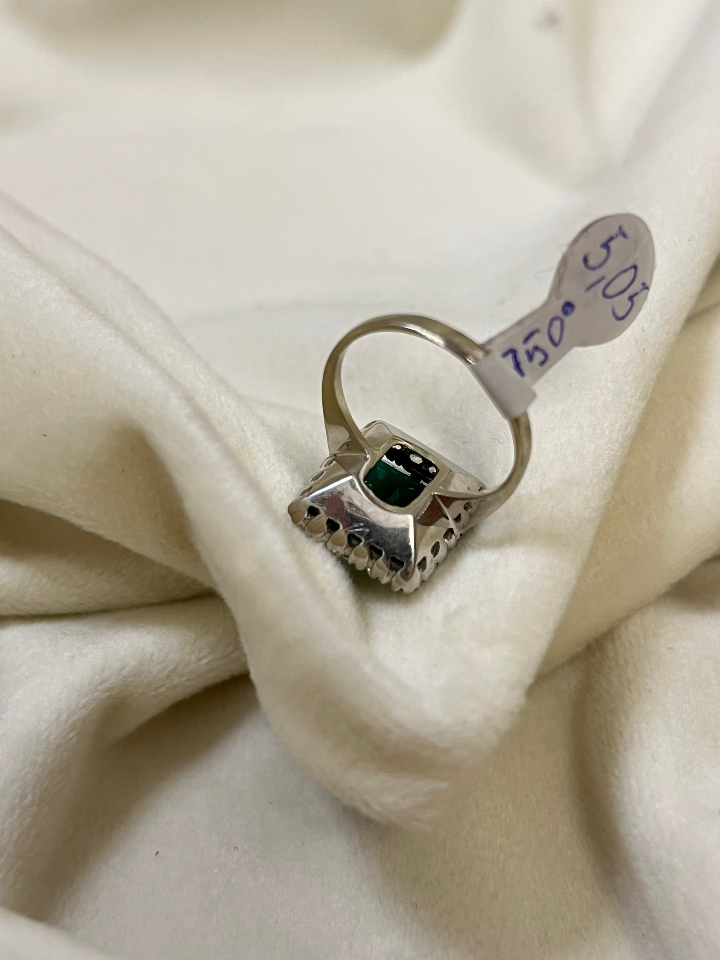 Auksinis žiedas su cirkoniais ir žaliu akmeniu