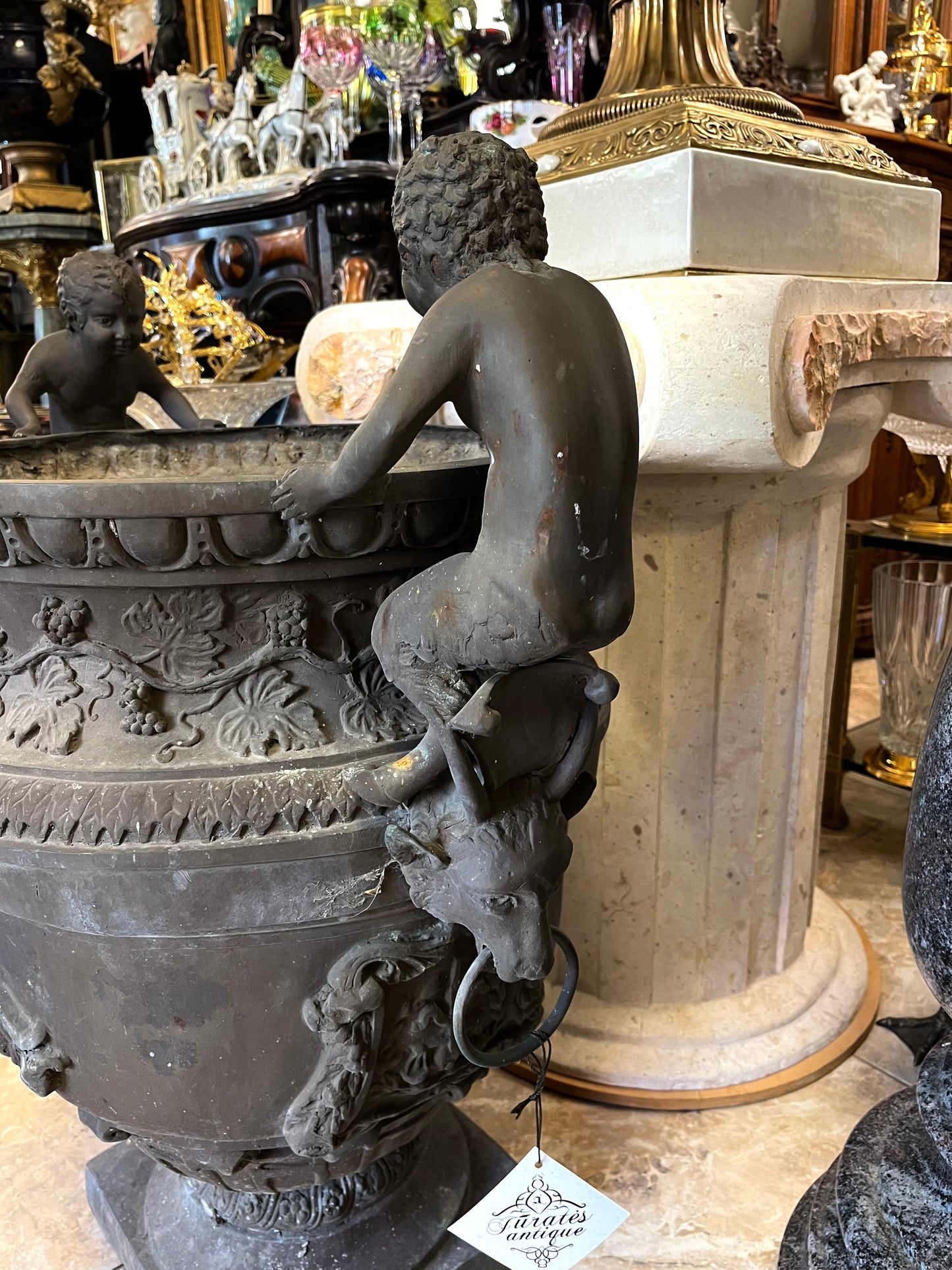 Pora bronzinių vazonų su cherubinais