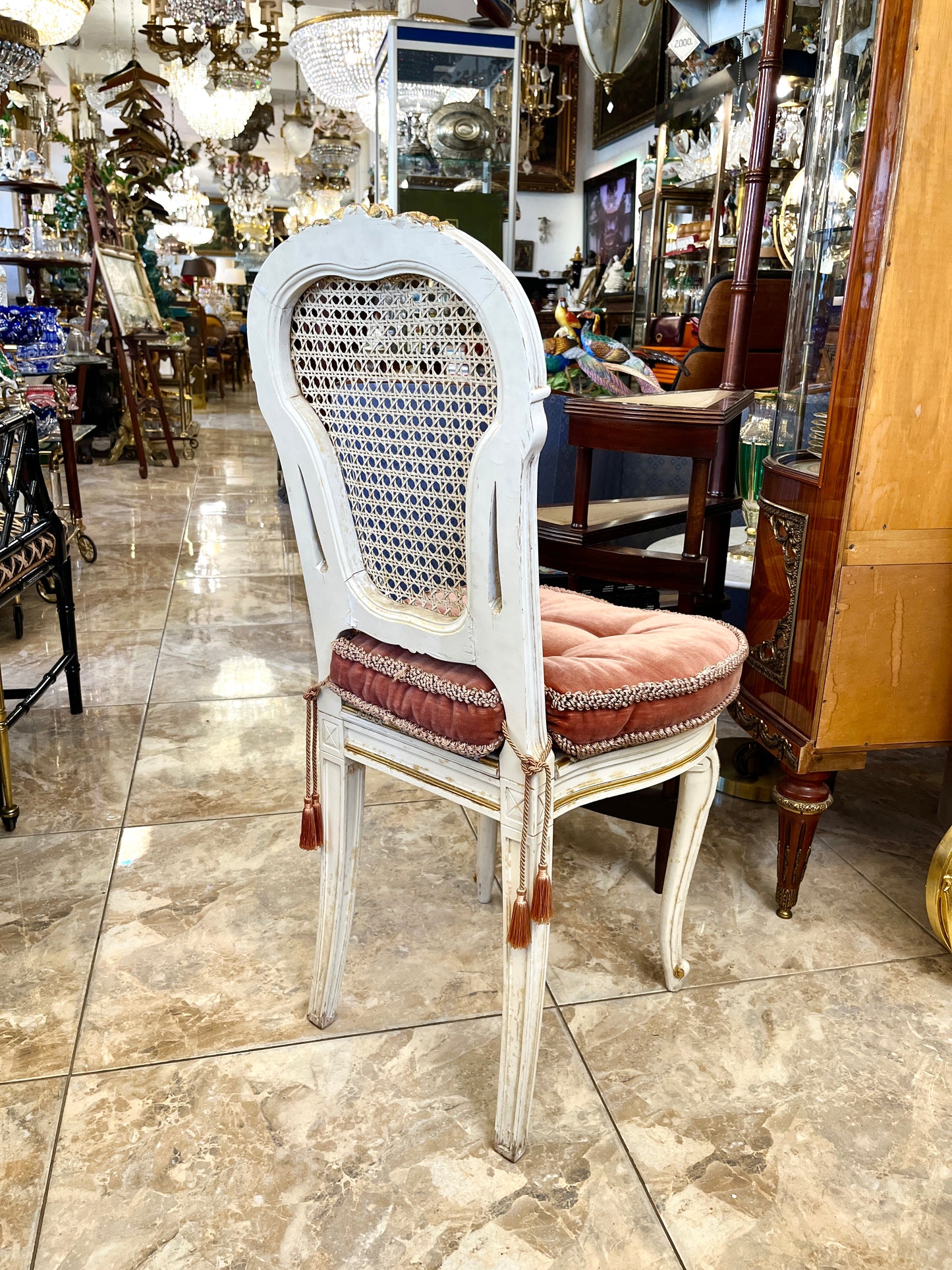 Medinė prisėdimo kėdutė su ratanu