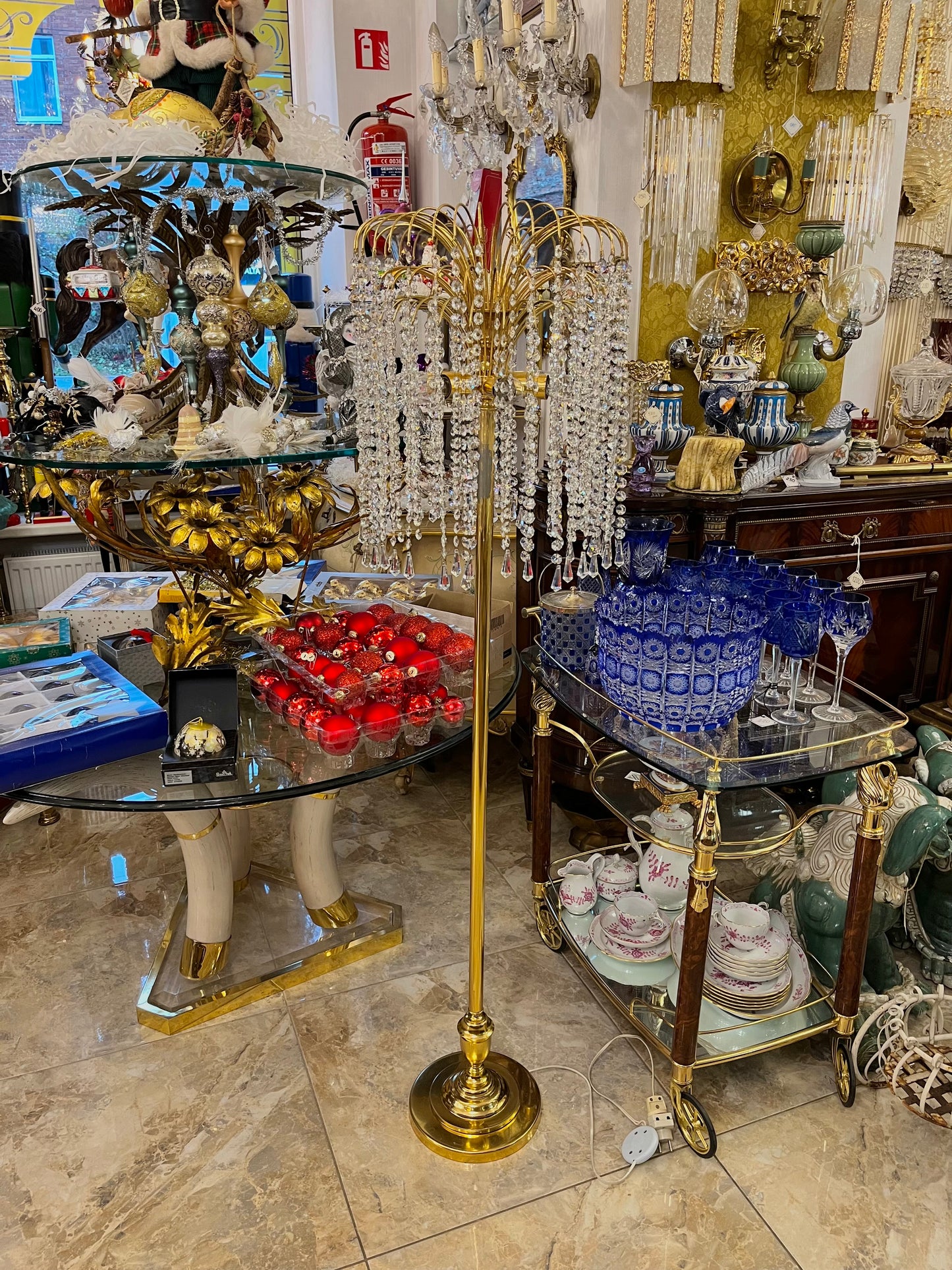 Pastatomas šviestuvas su smulkaus krištolo juostomis