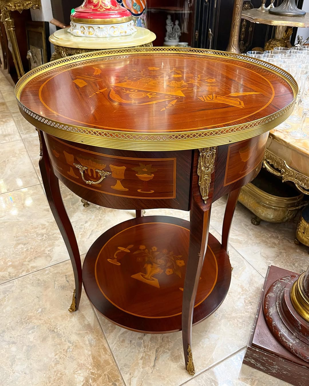 Apvali komoda su inkrustacijomis