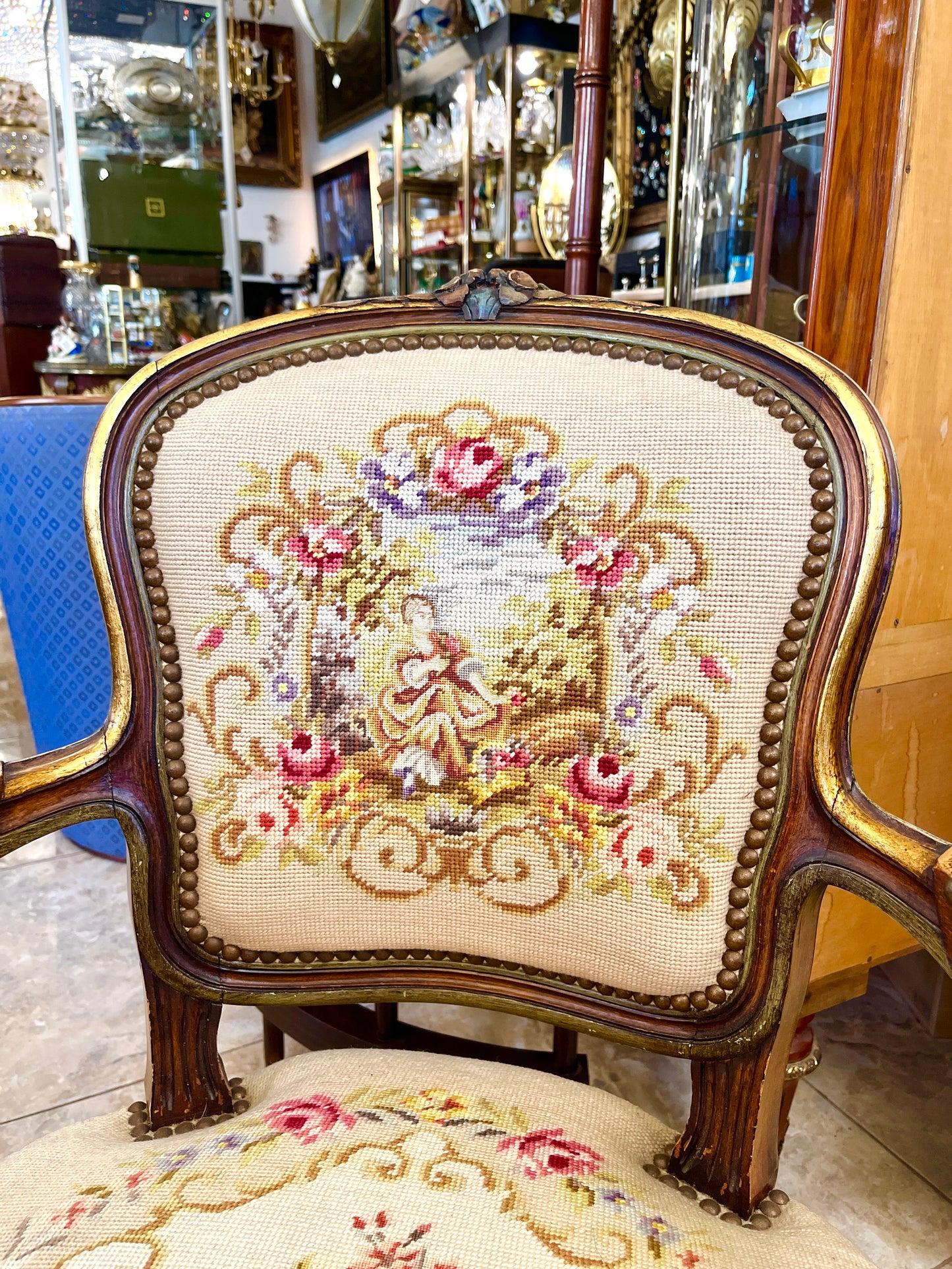 Medinis krėslas siuvinėjimu