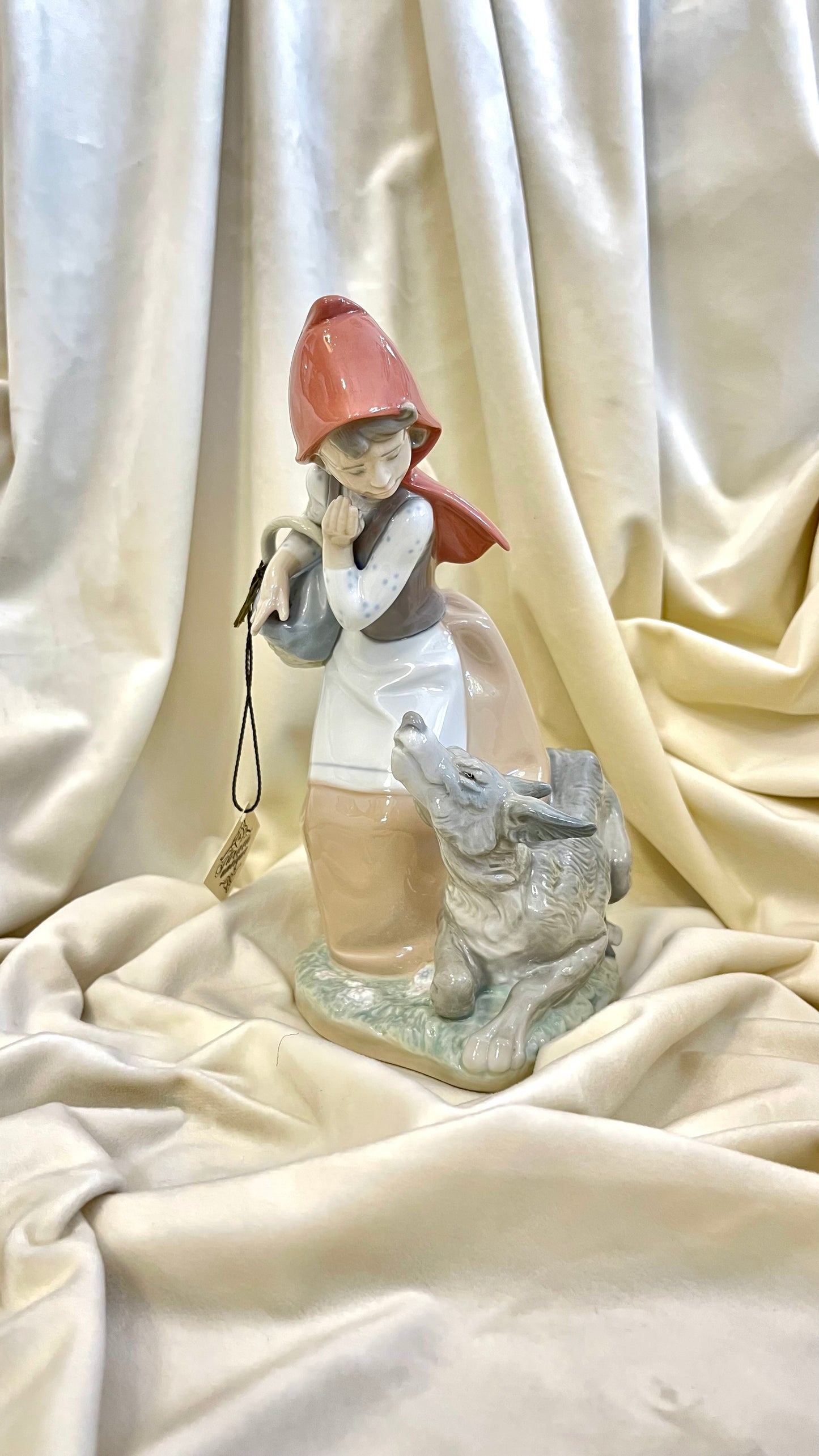 Lladro porcelianinė skulptūra „Raudonkepuraitė ir vilkas“