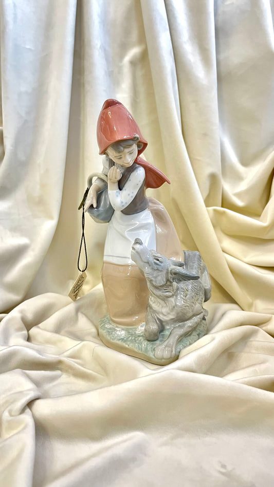 Lladro porcelianinė skulptūra „Raudonkepuraitė ir vilkas“