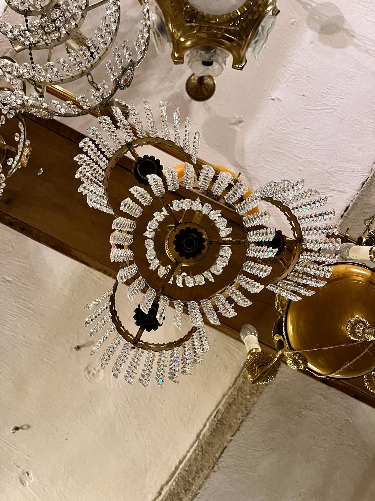 Elegantiškas šviestuvas su krištolu, bronza ir porceliano dekoru