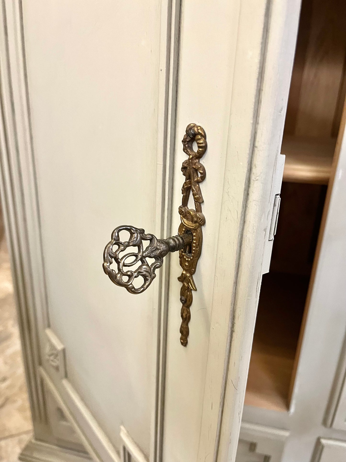 Trijų durelių ir stalčių komoda