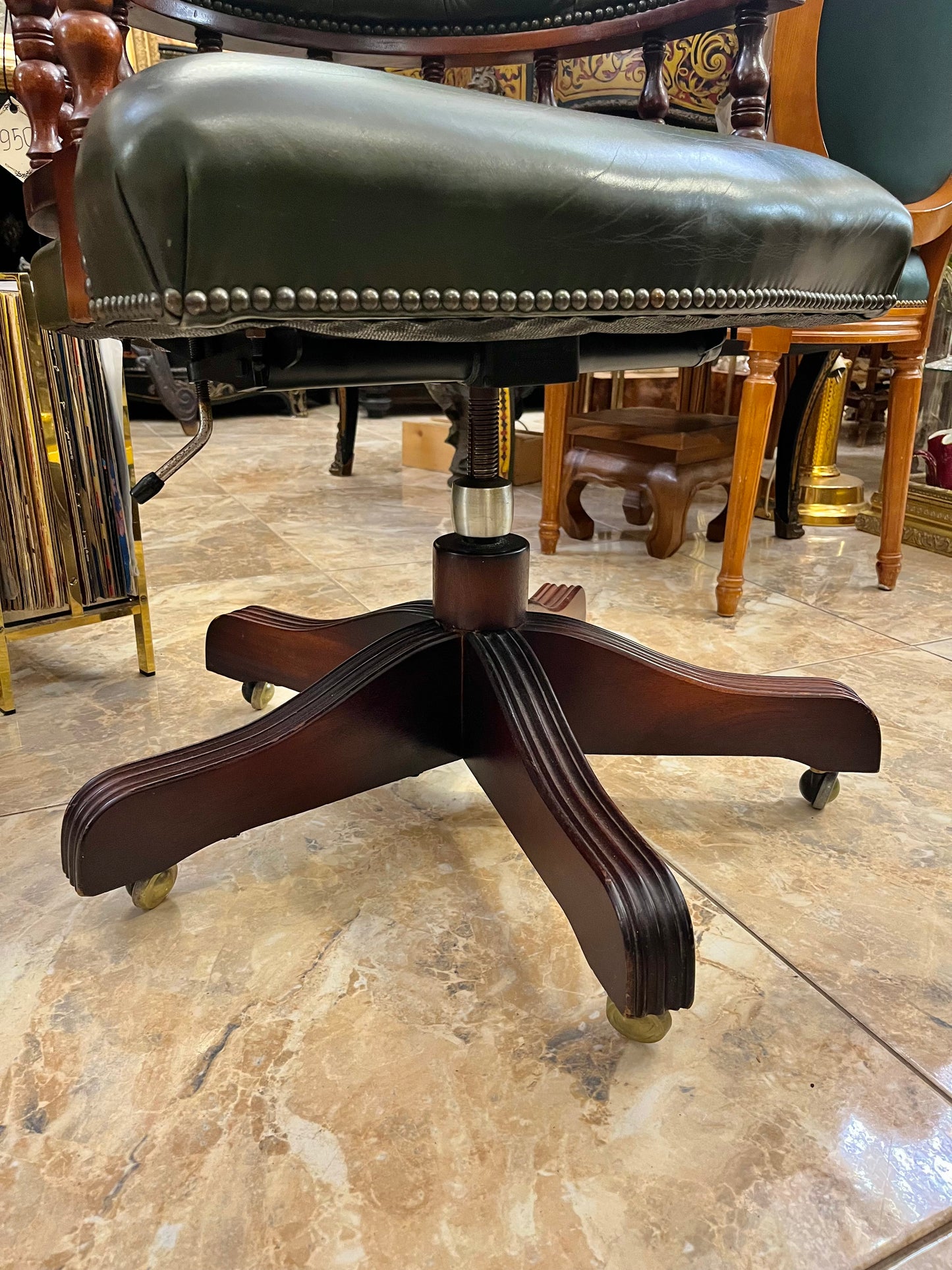 “Ring Mekanikk” Chesterfield ofiso kėdė
