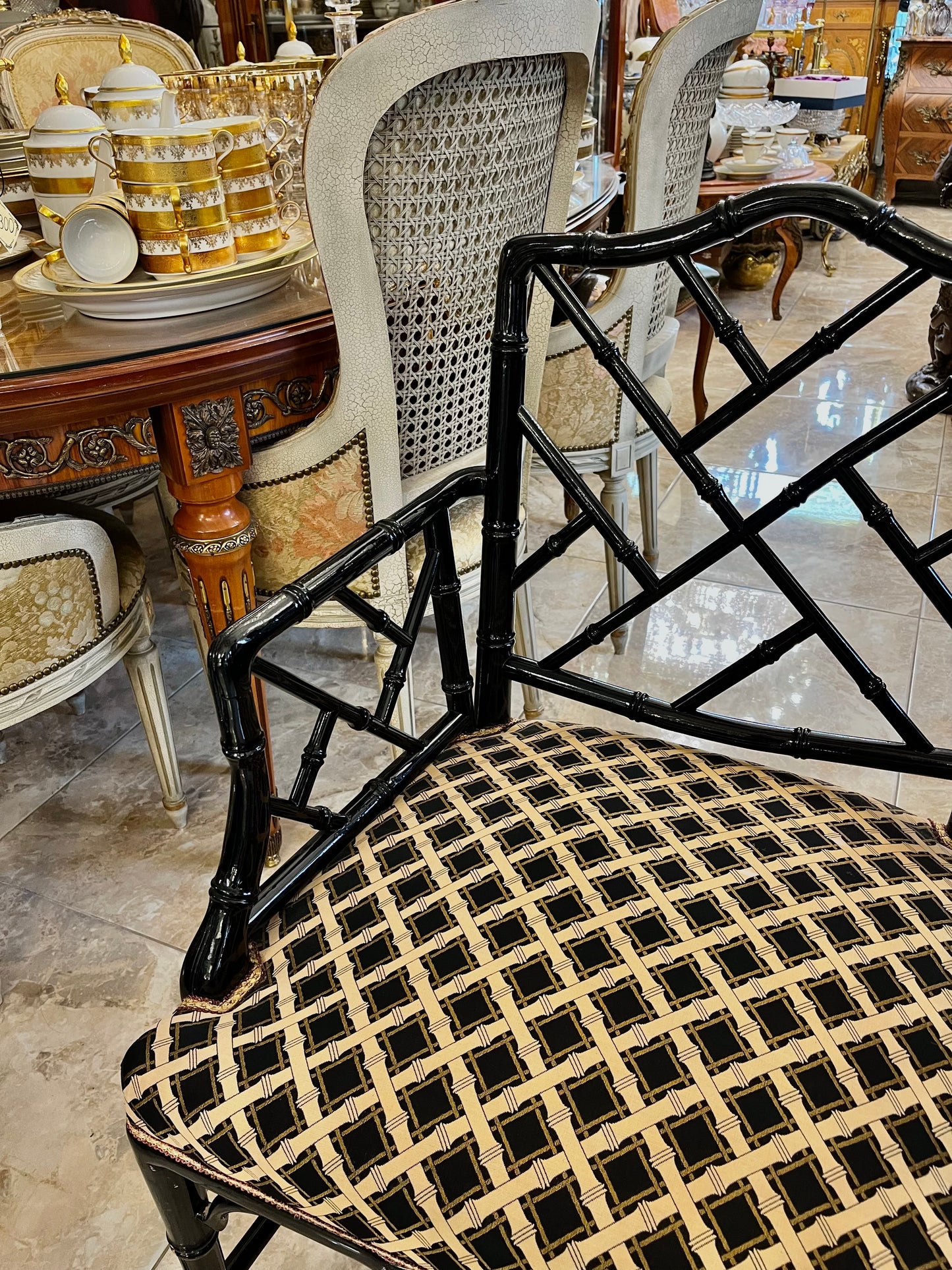 Rytietiškos estetikos krėslas su bambuko motyvais