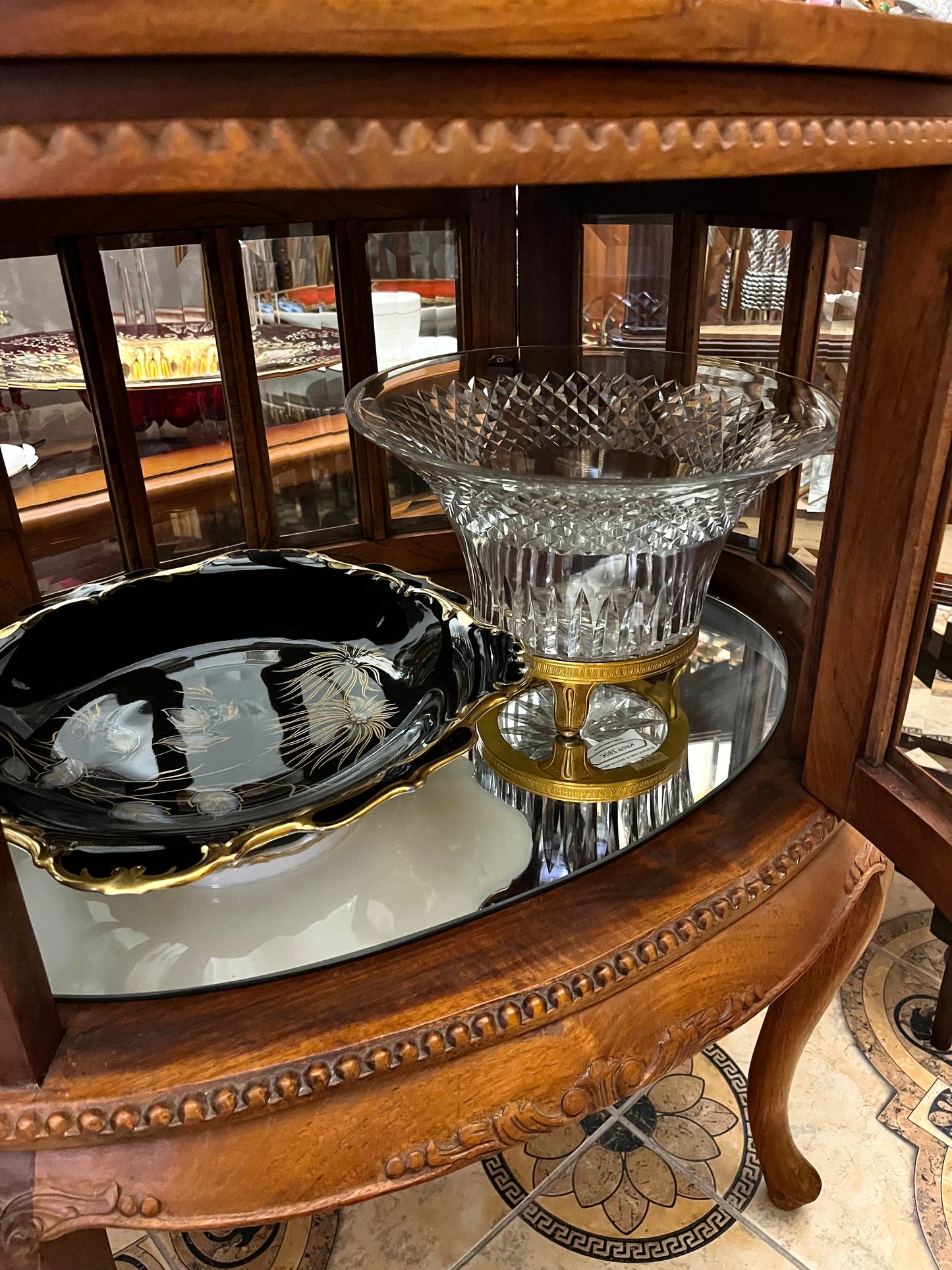 Medinis bariukas su padėklu