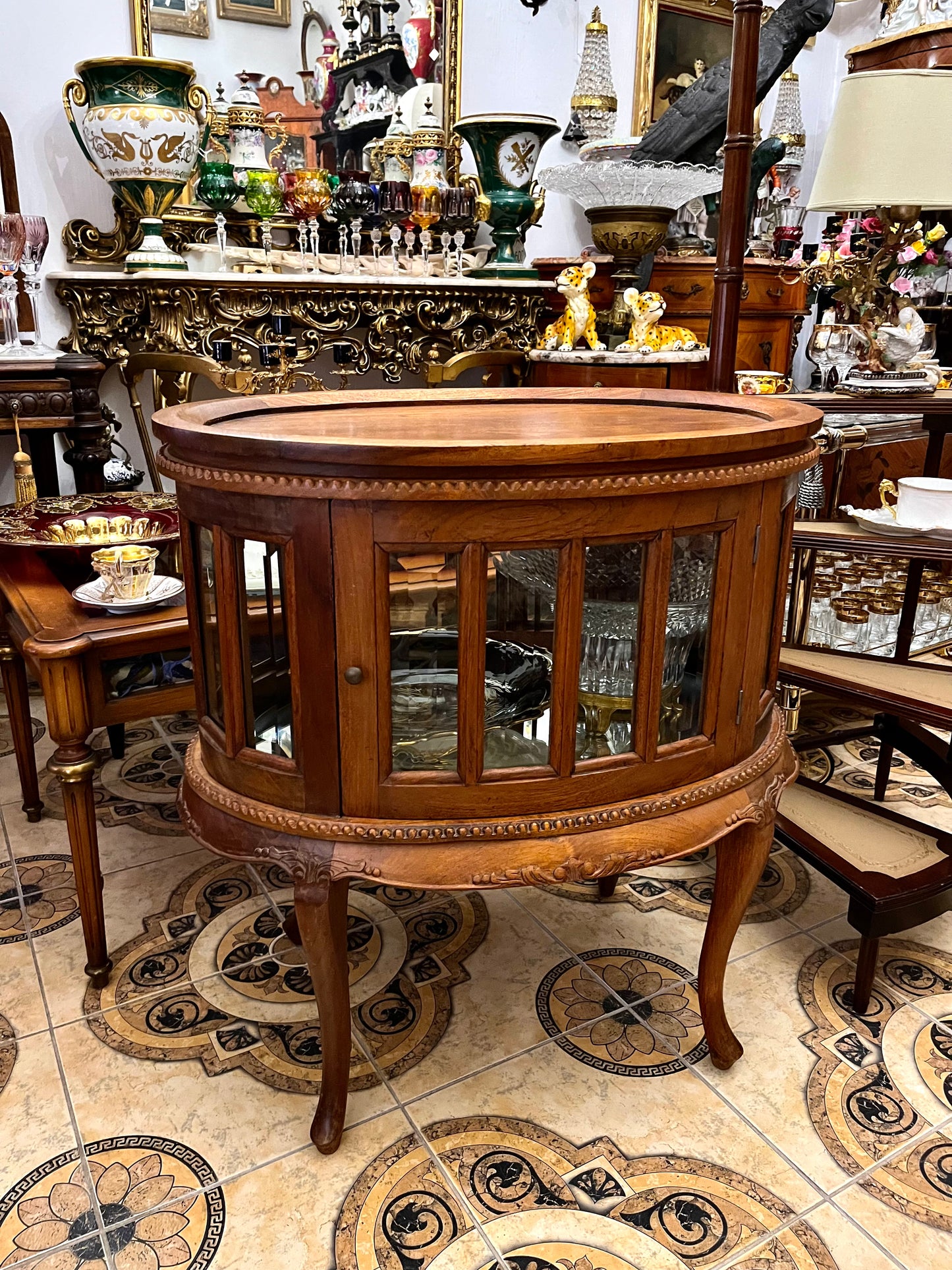 Medinis bariukas su padėklu