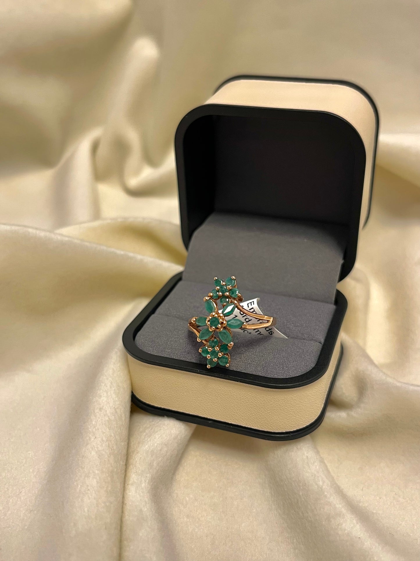 Elegantiškas auksinis žiedas su smaragdais